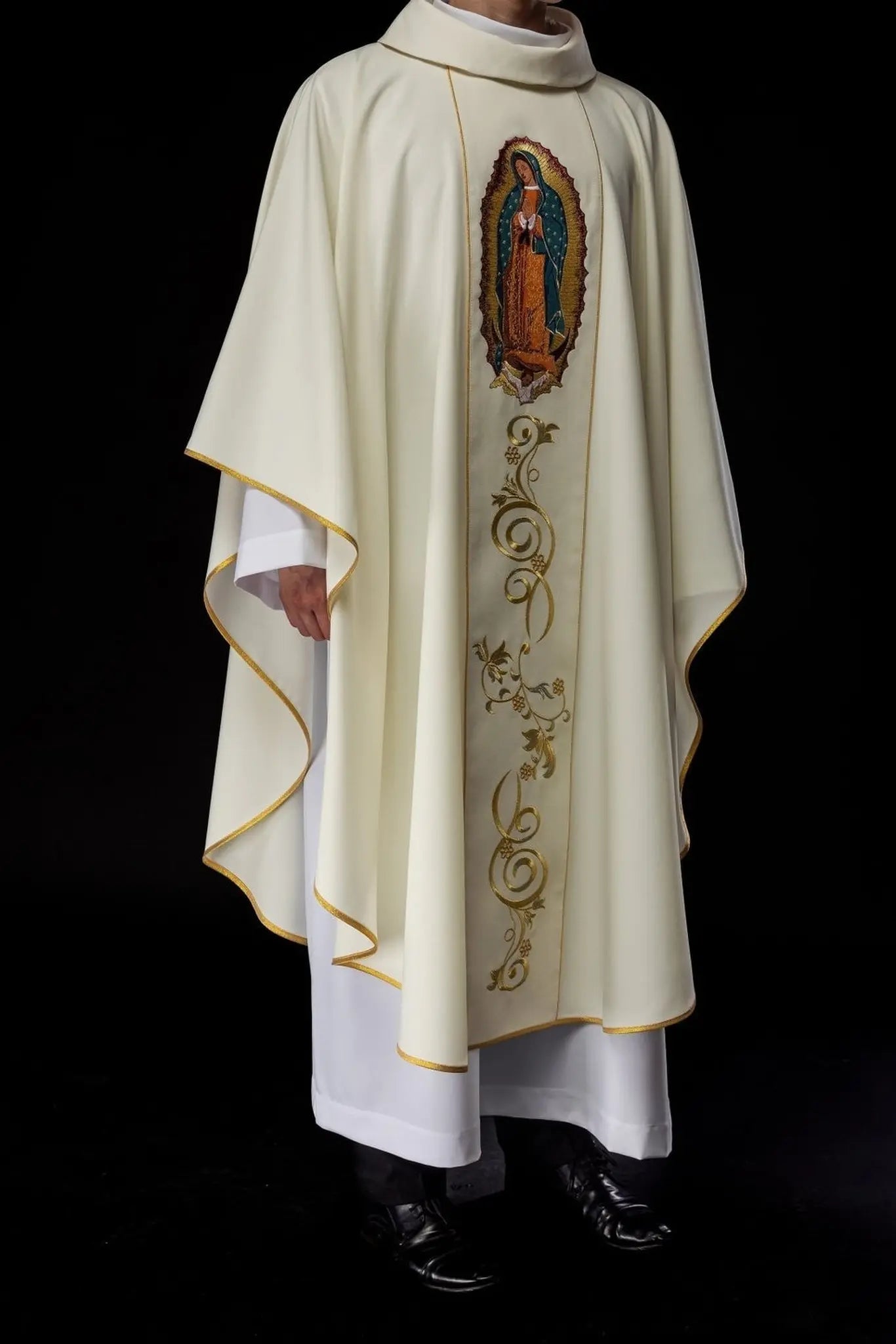 Chasuble brodée avec l'image de Notre-Dame de Guadalupe