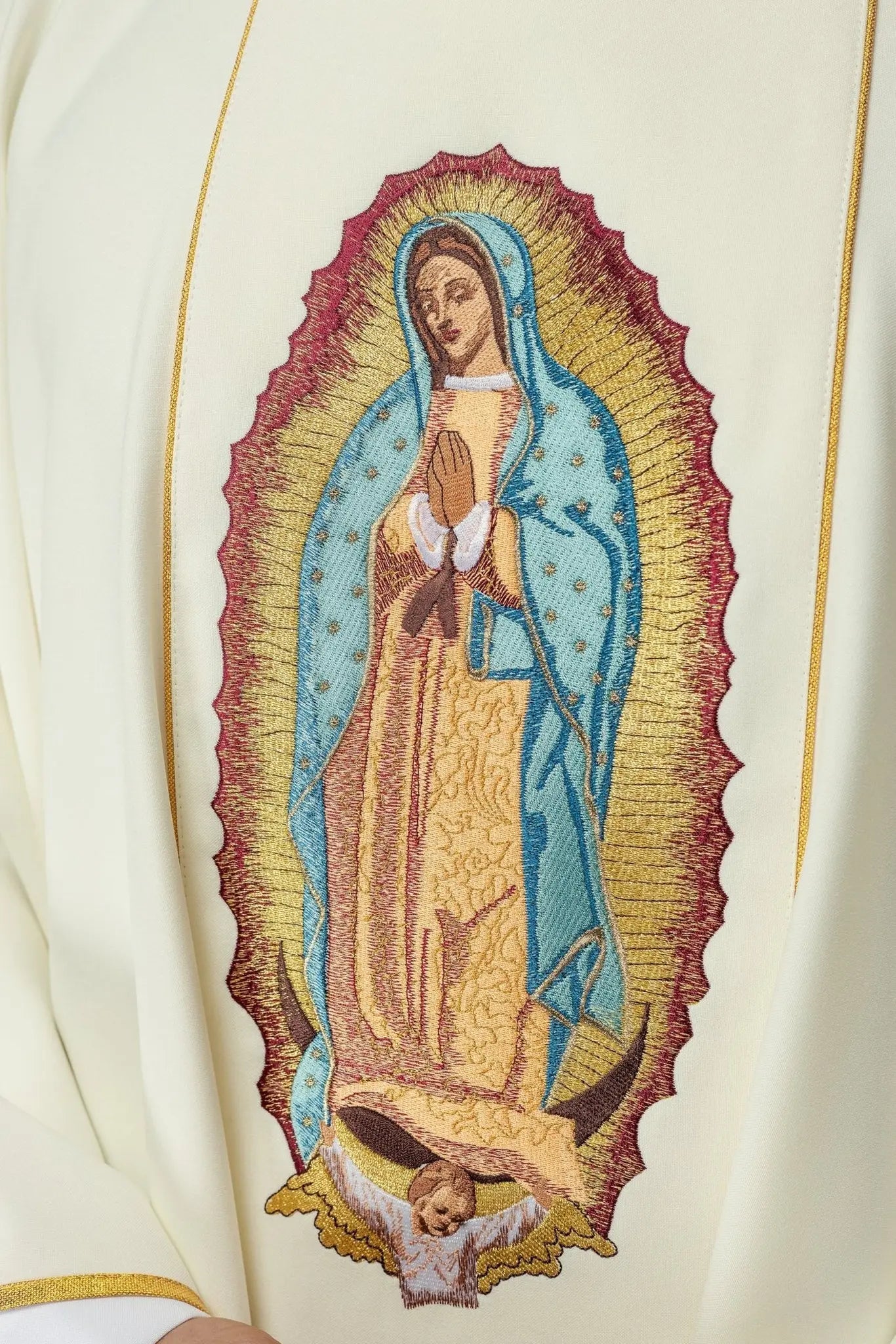 Chasuble brodée avec l'image de Notre-Dame de Guadalupe