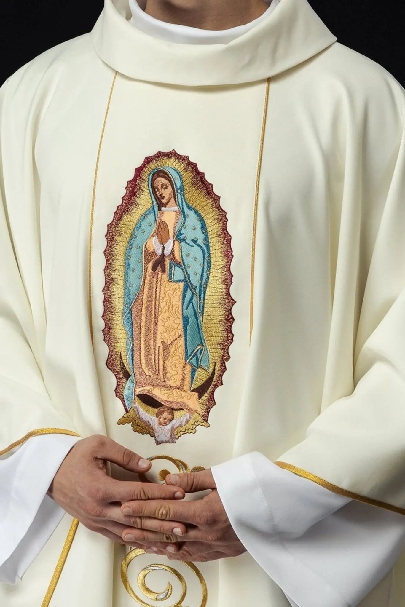 Chasuble brodée avec l'image de Notre-Dame de Guadalupe