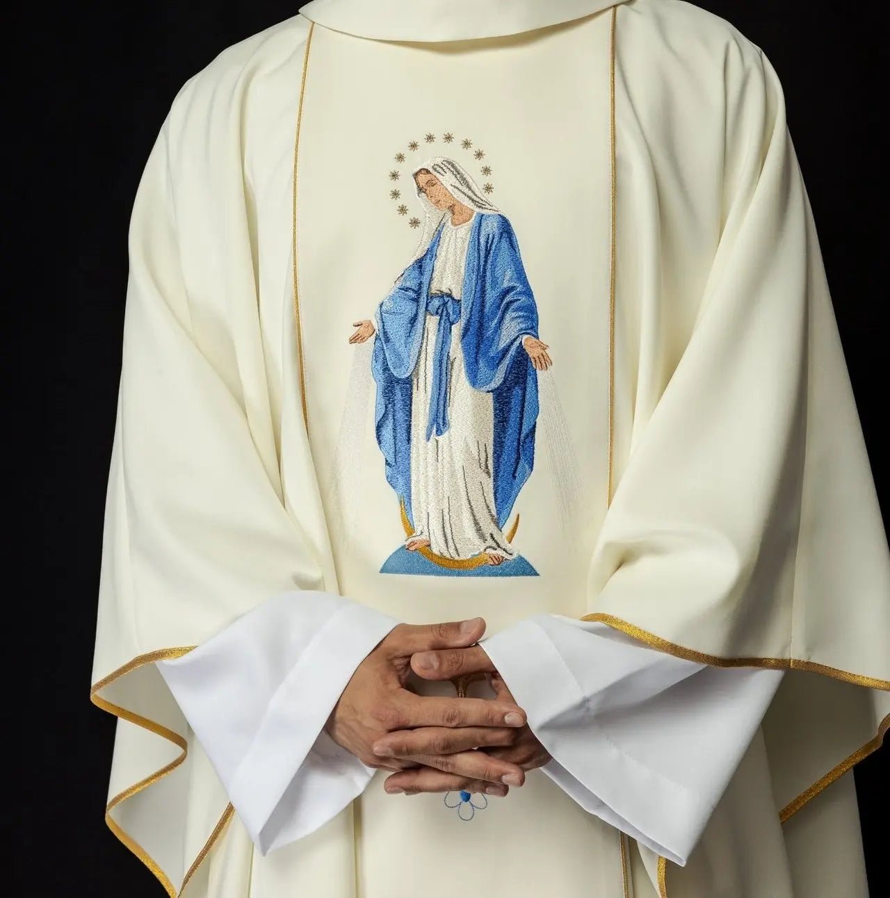 Chasuble brodée avec l'image de Notre-Dame Immaculée