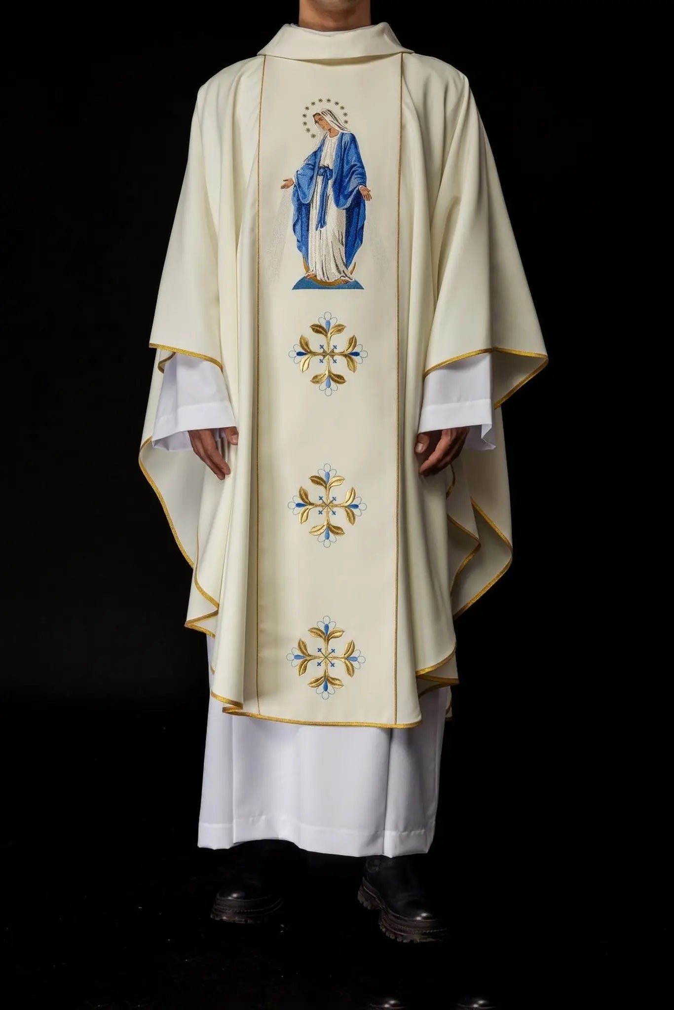 Chasuble brodée avec l'image de Notre-Dame Immaculée