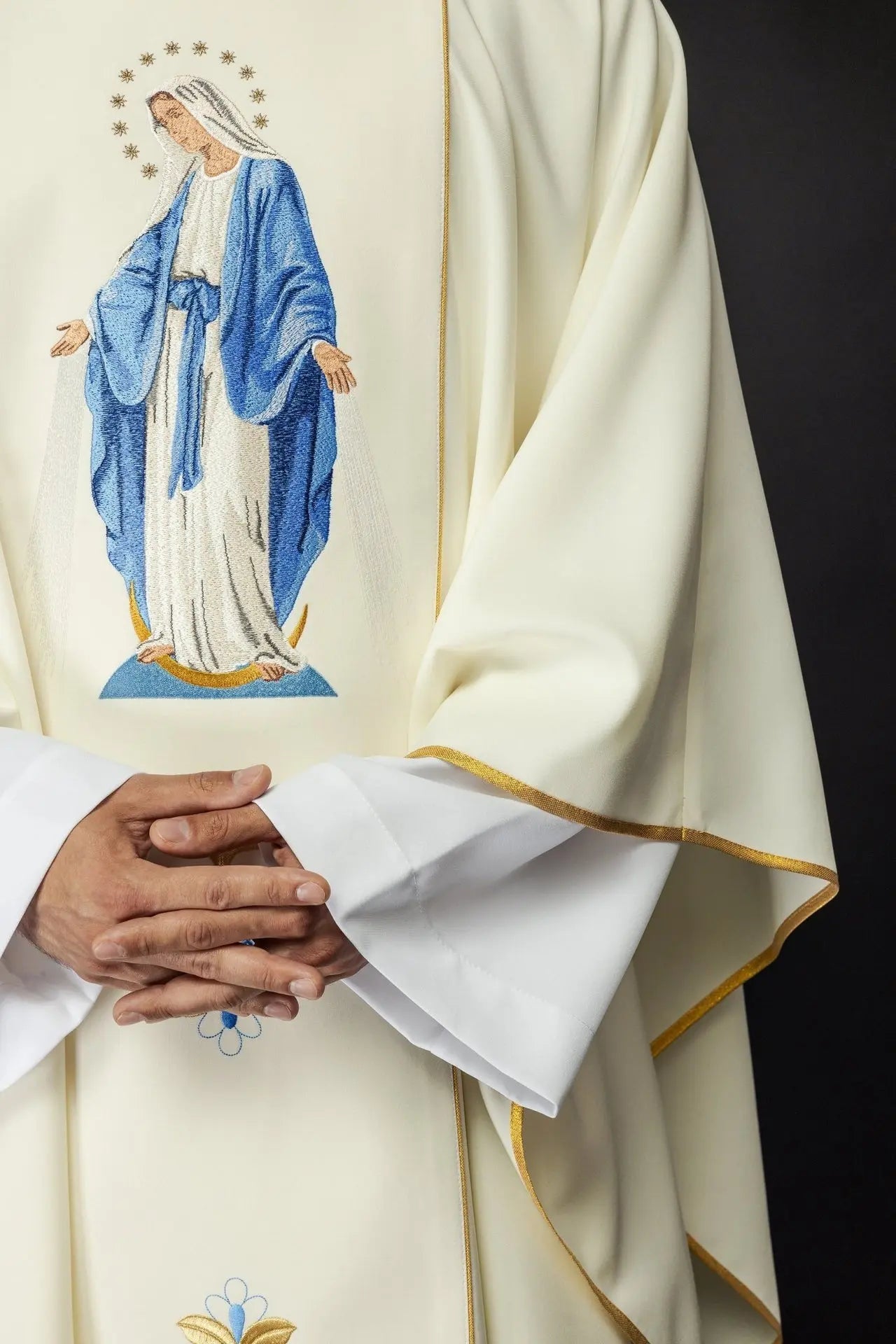 Chasuble brodée avec l'image de Notre-Dame Immaculée