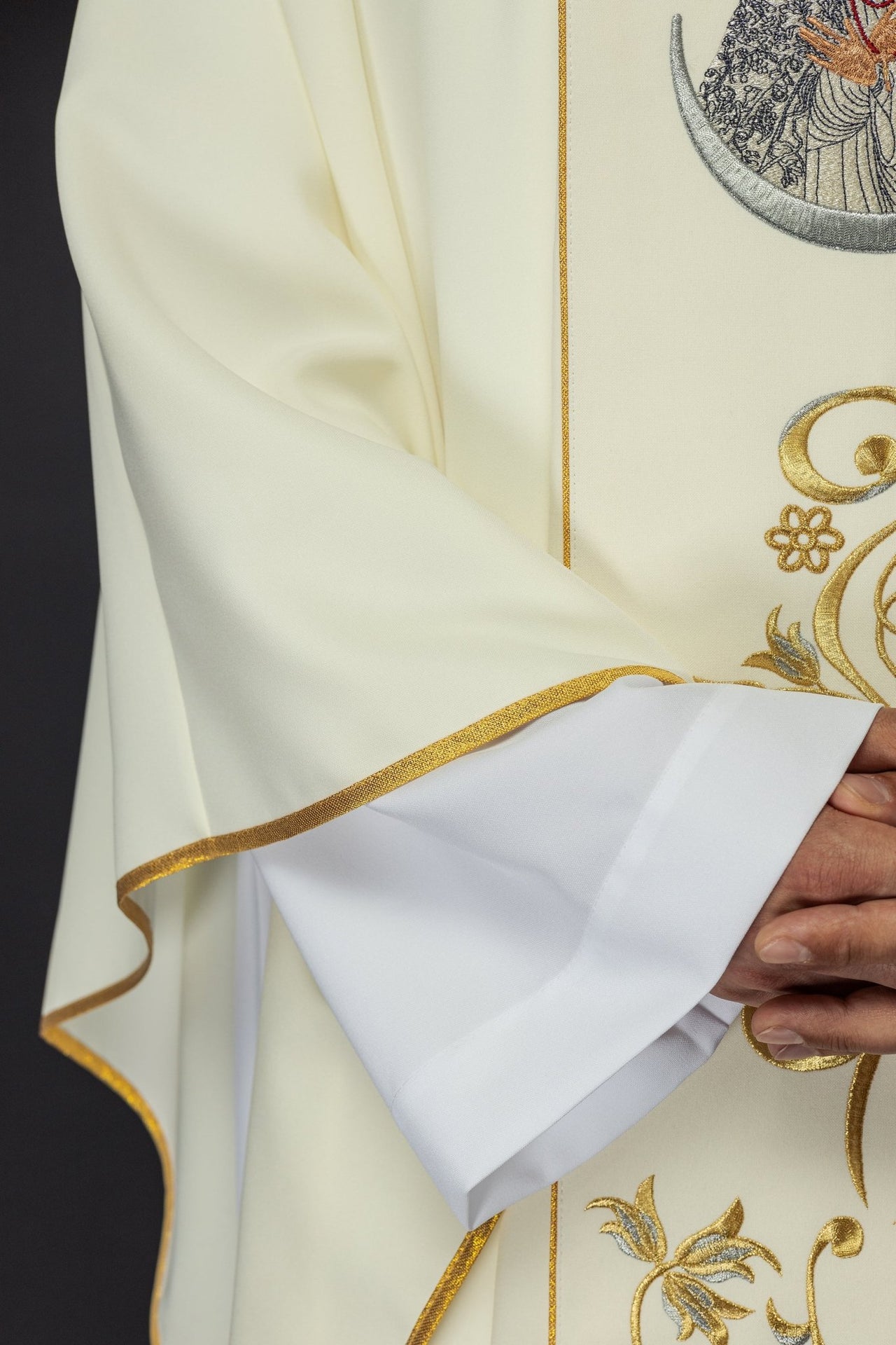 Ornat haftowany z wizerunkiem Matki Bożej Ostrobramskiej