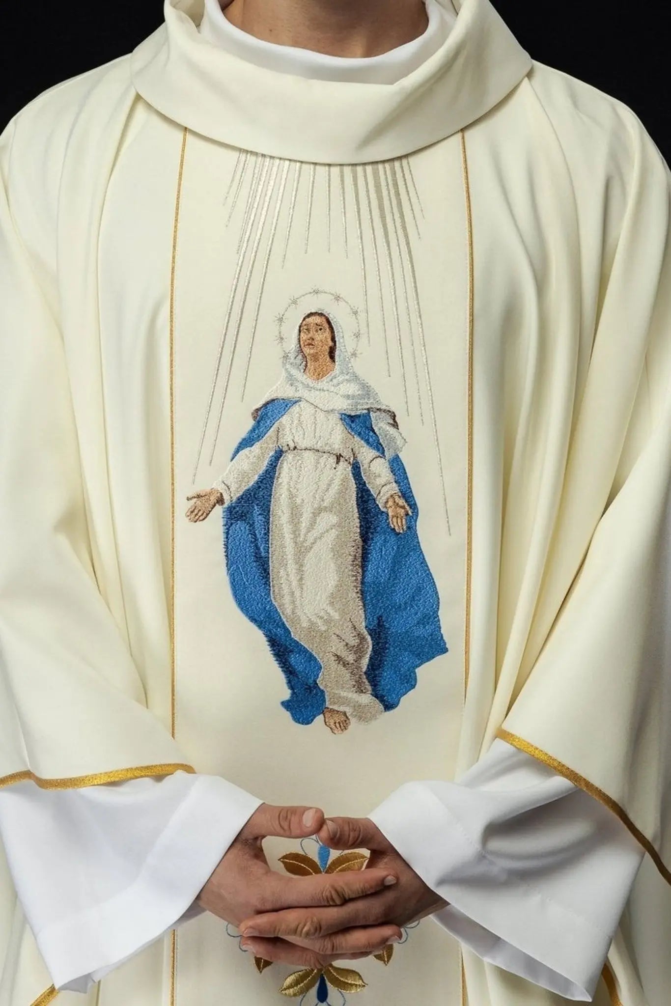 Chasuble brodée avec l'image de Notre-Dame de l'Assomption