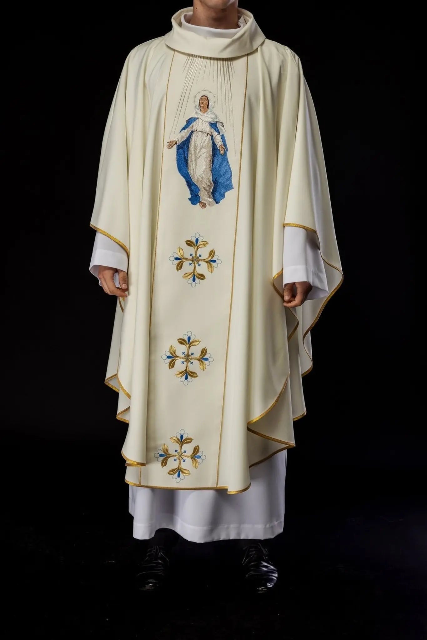Embroidered chasuble with the image of Our Lady of the Assumption