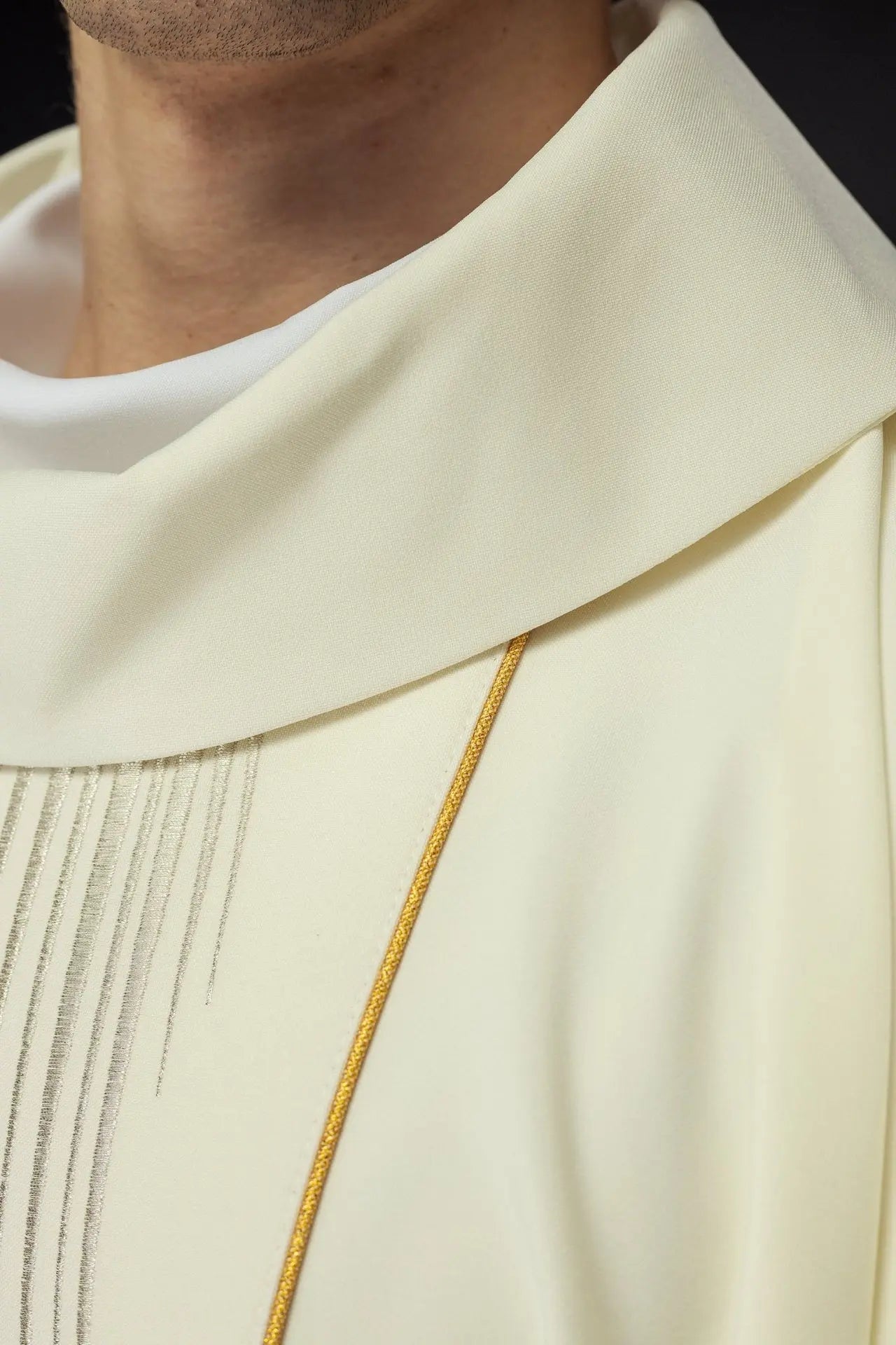 Chasuble brodée avec l'image de Notre-Dame de l'Assomption