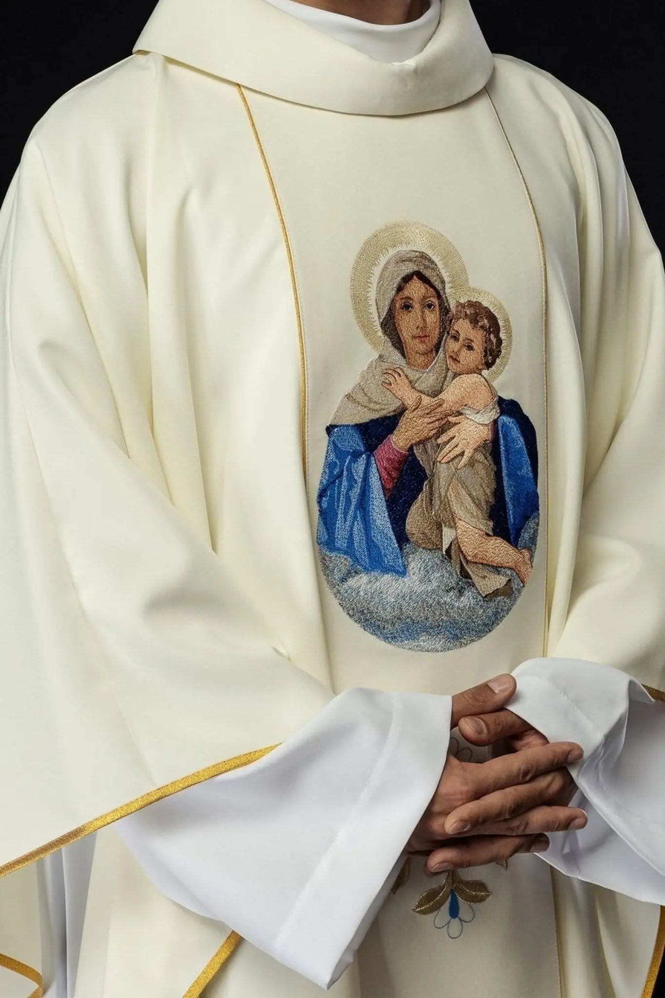 Chasuble brodée avec l'image de Notre-Dame et de l'Enfant