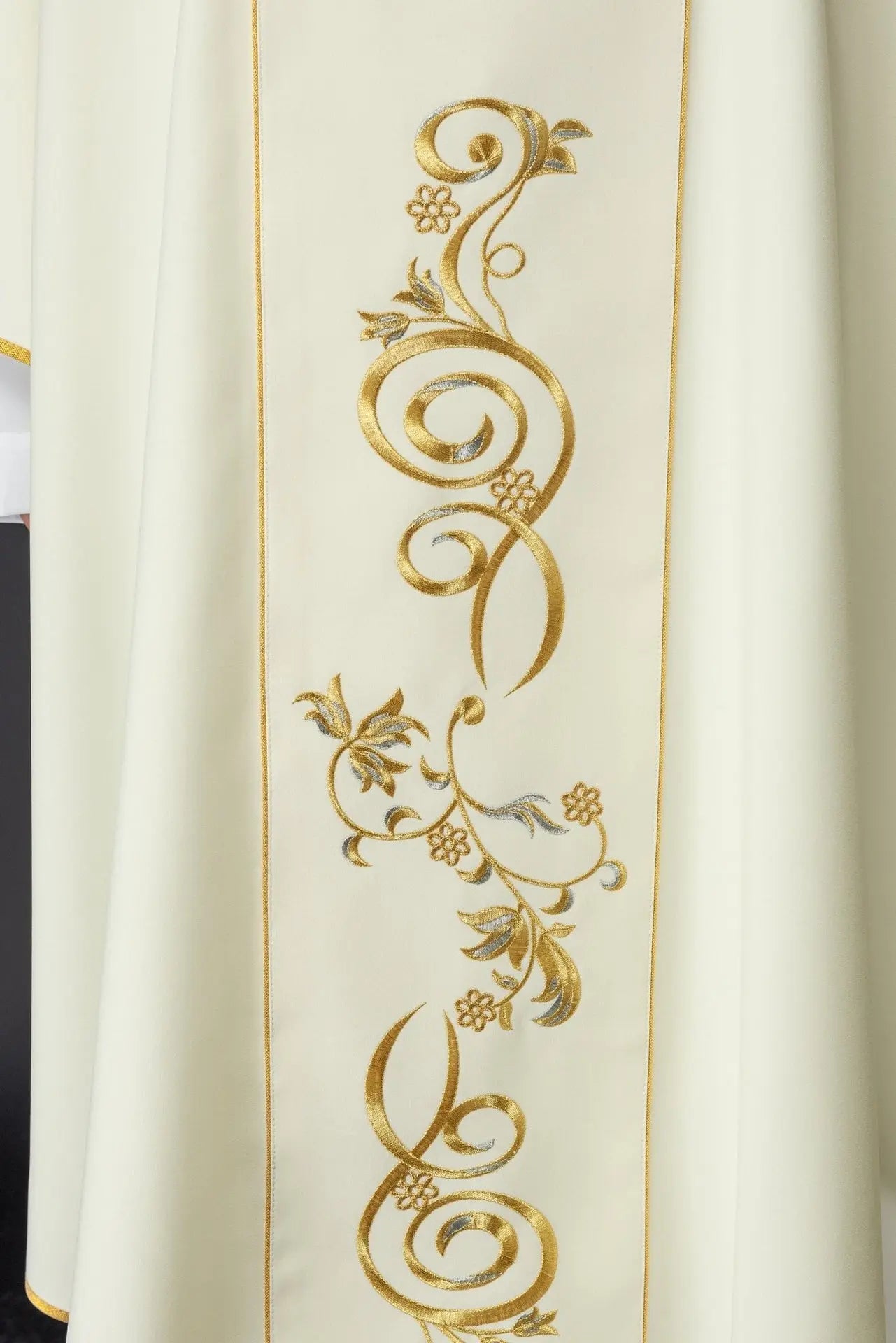 Chasuble brodée avec une image du Cœur de Marie