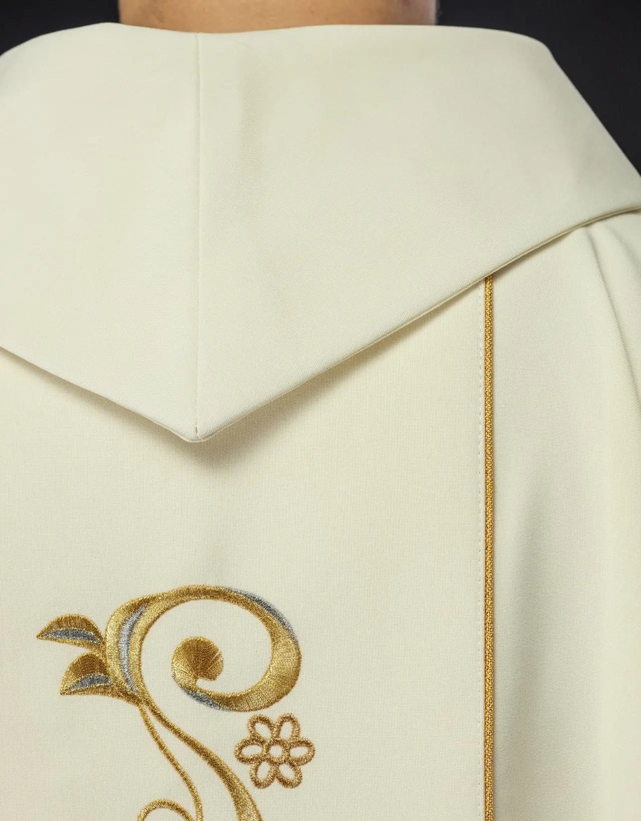 Chasuble brodée avec une image du Cœur de Marie