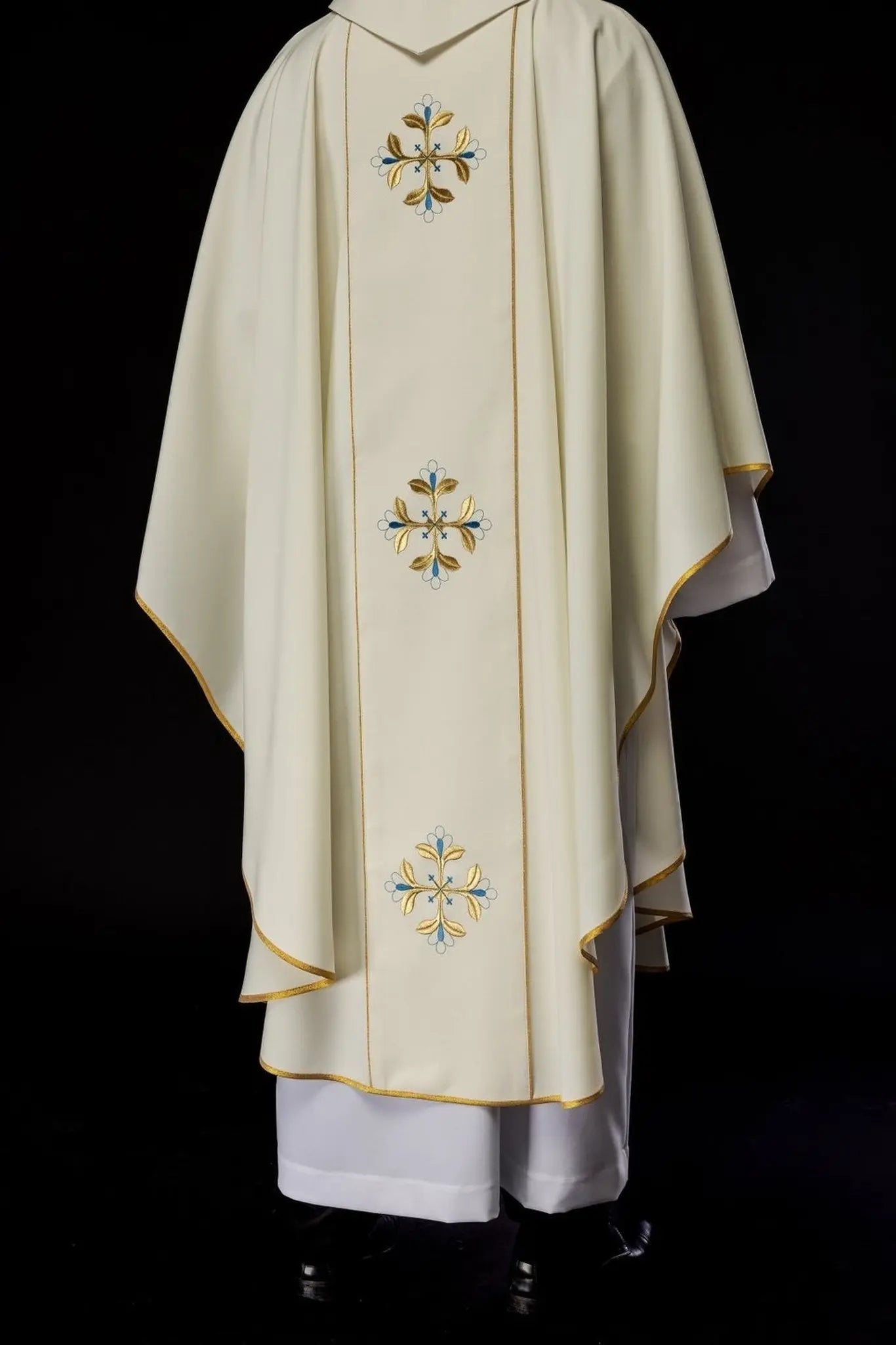 Chasuble brodée avec une image du Cœur de Marie