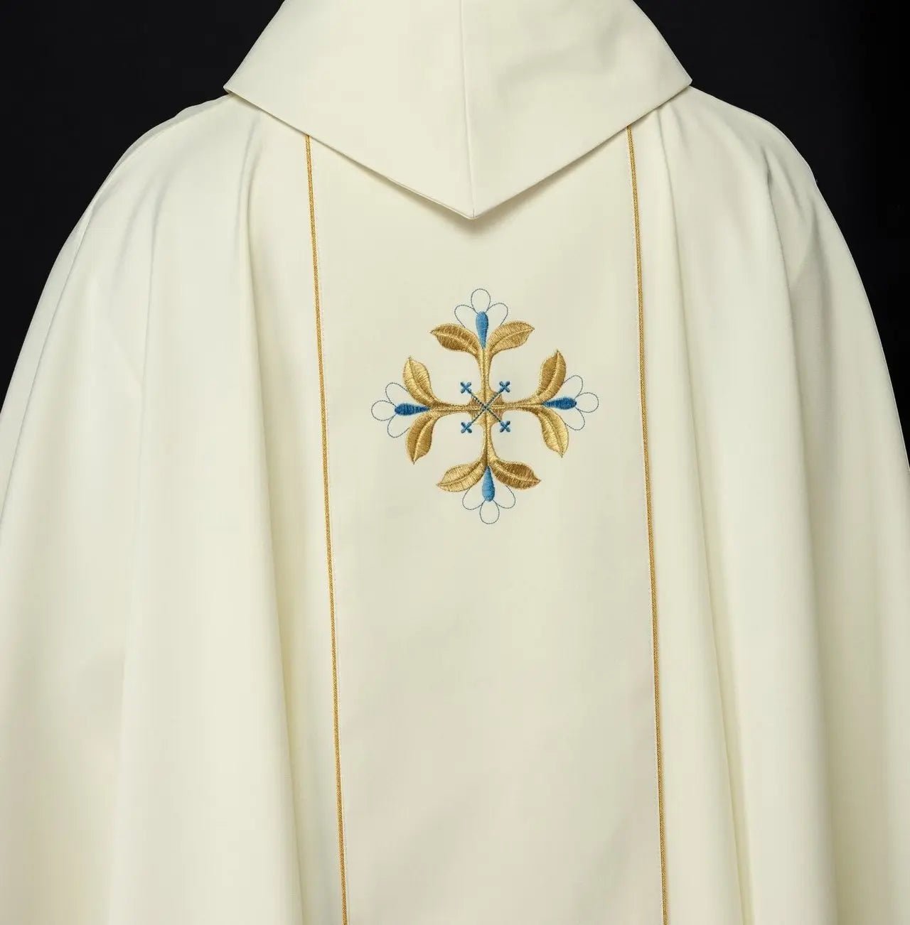 Chasuble brodée avec une image du Cœur de Marie