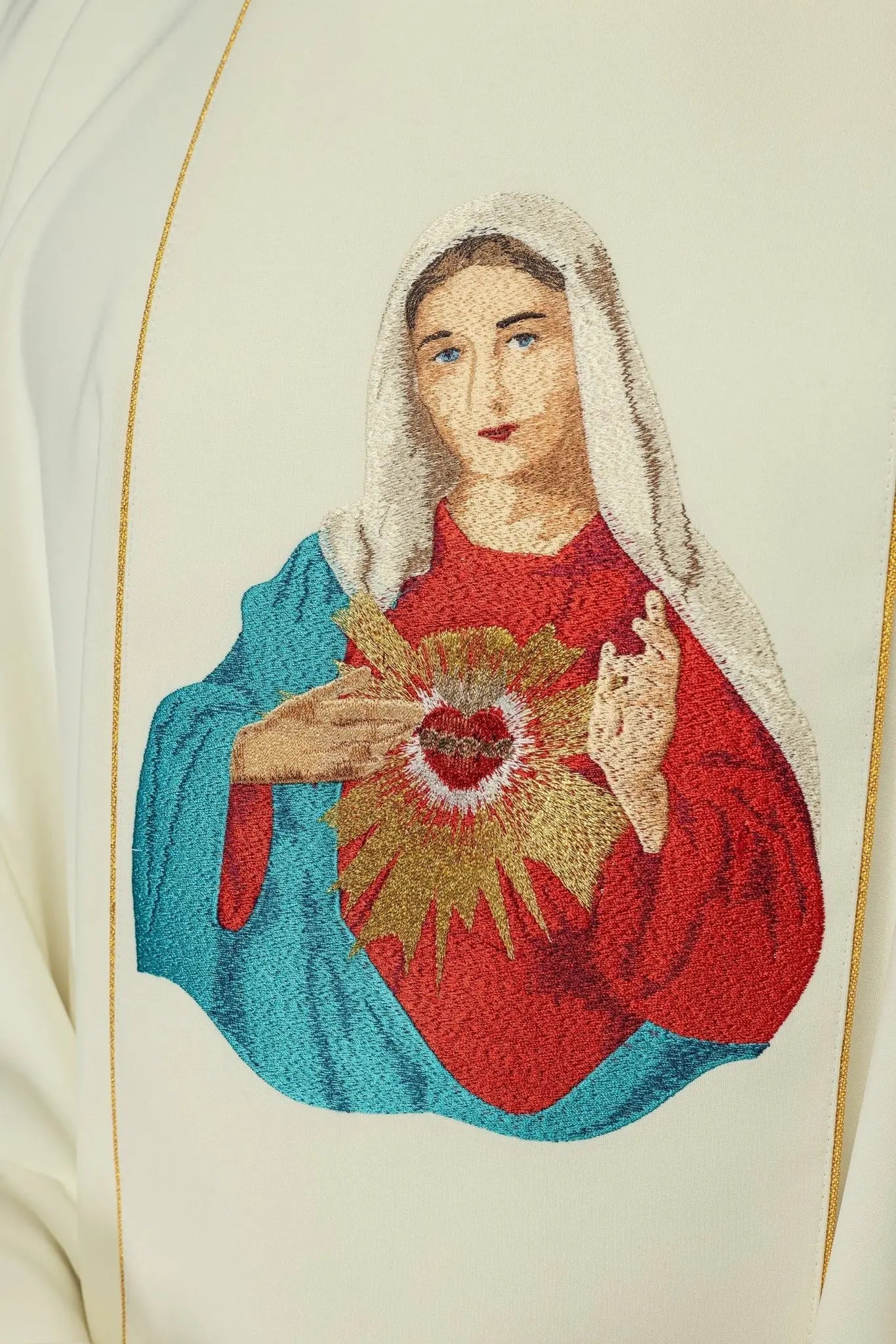 Chasuble brodée avec une image du Cœur de Marie