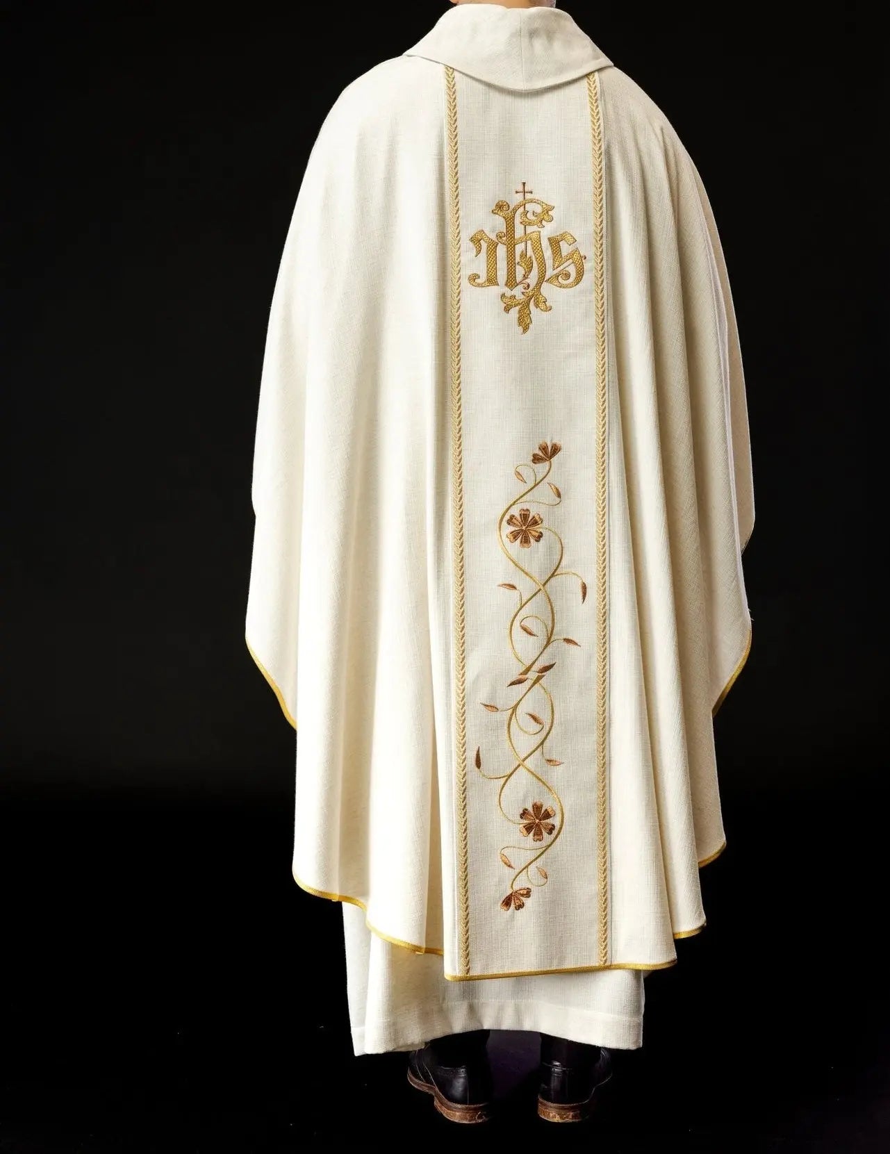 Chasuble brodée avec l'image de Saint Joseph