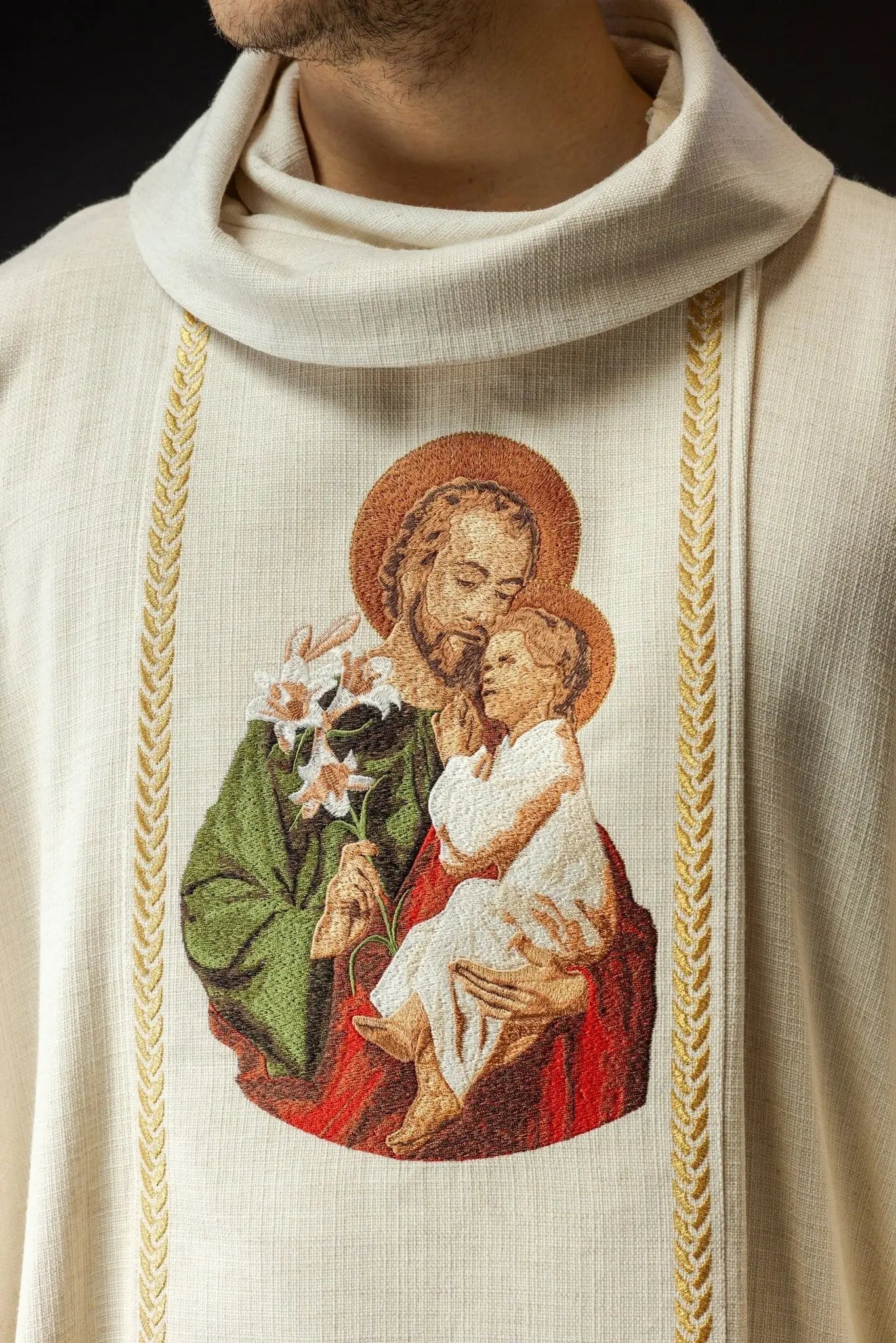 Chasuble brodée avec l'image de Saint Joseph