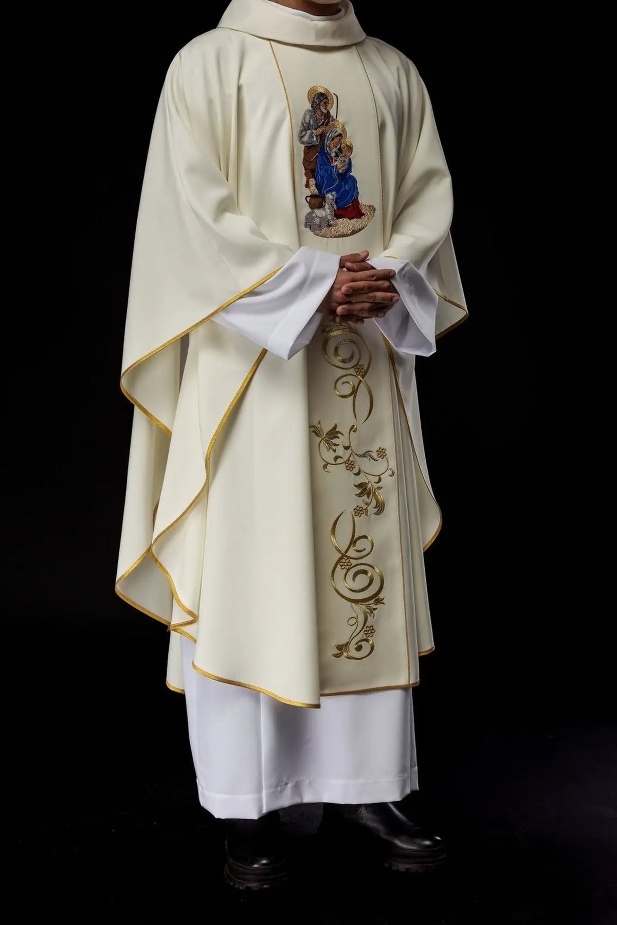 Embroidered chasuble with the image of the Holy Family for Christmas