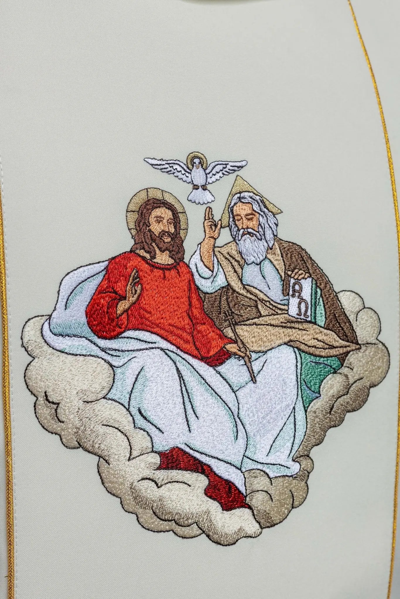 Chasuble brodée représentant la Sainte Trinité