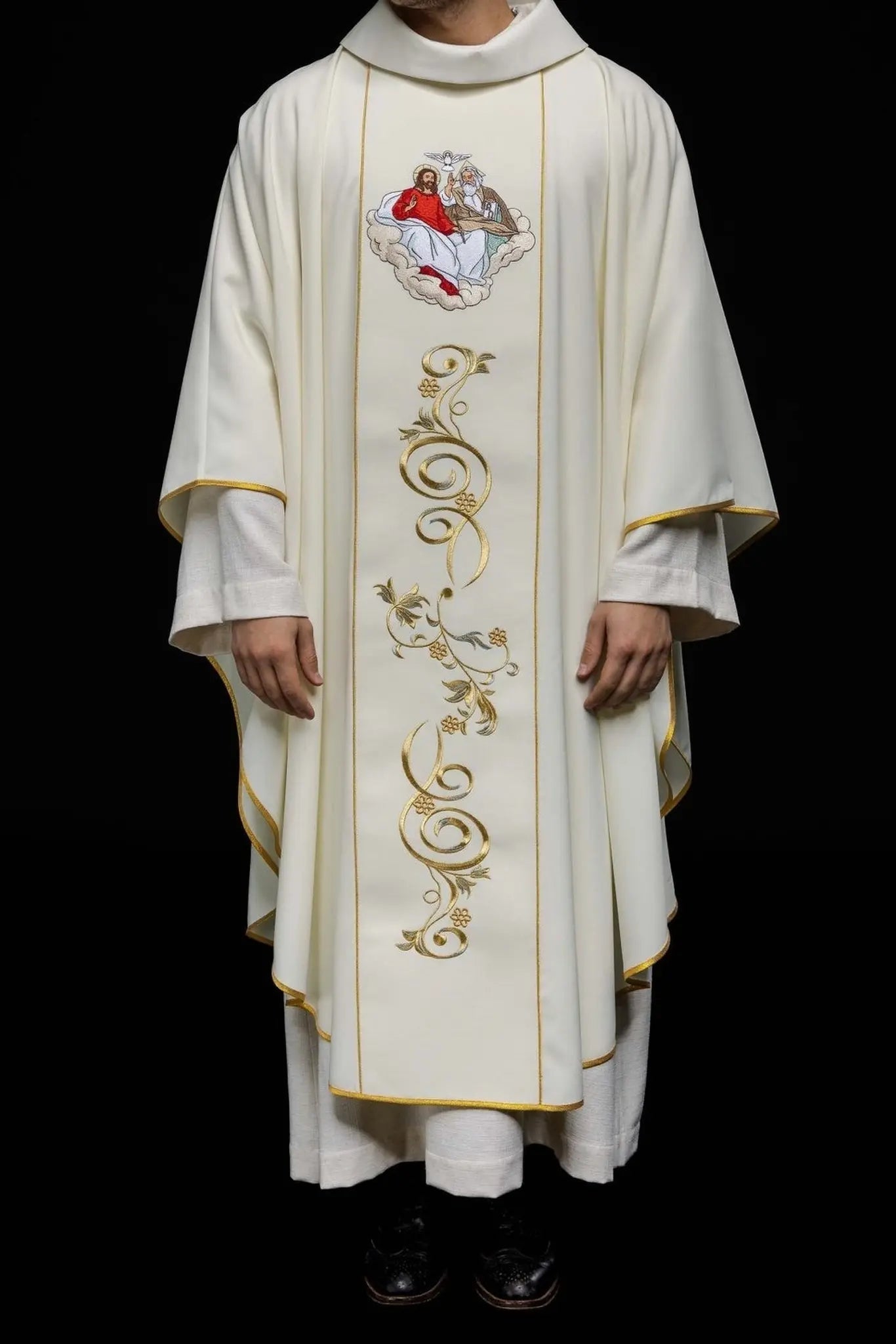 Chasuble brodée représentant la Sainte Trinité