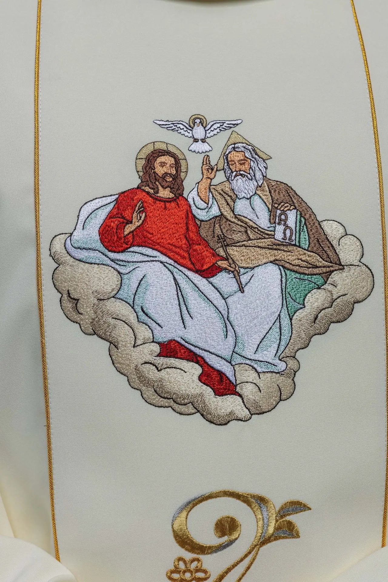 Chasuble brodée représentant la Sainte Trinité