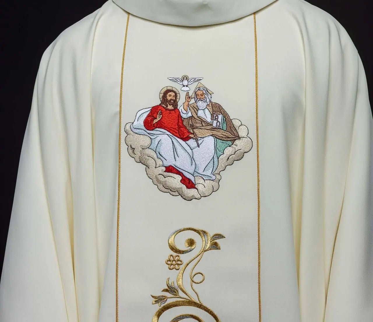 Chasuble brodée représentant la Sainte Trinité