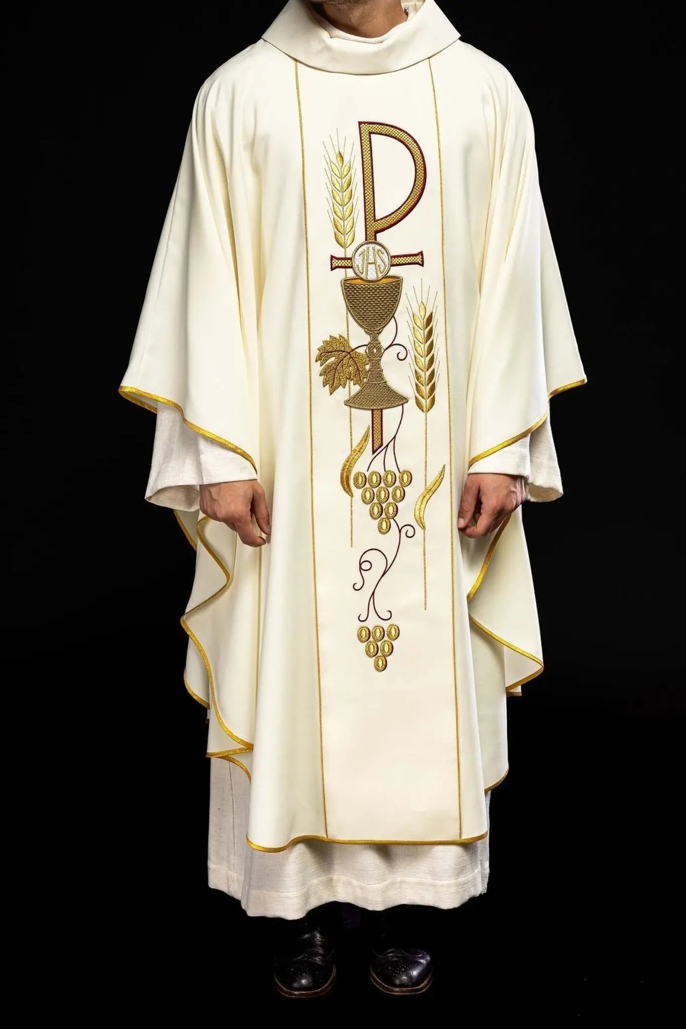 Chasuble brodée avec motif calice IHS en écru