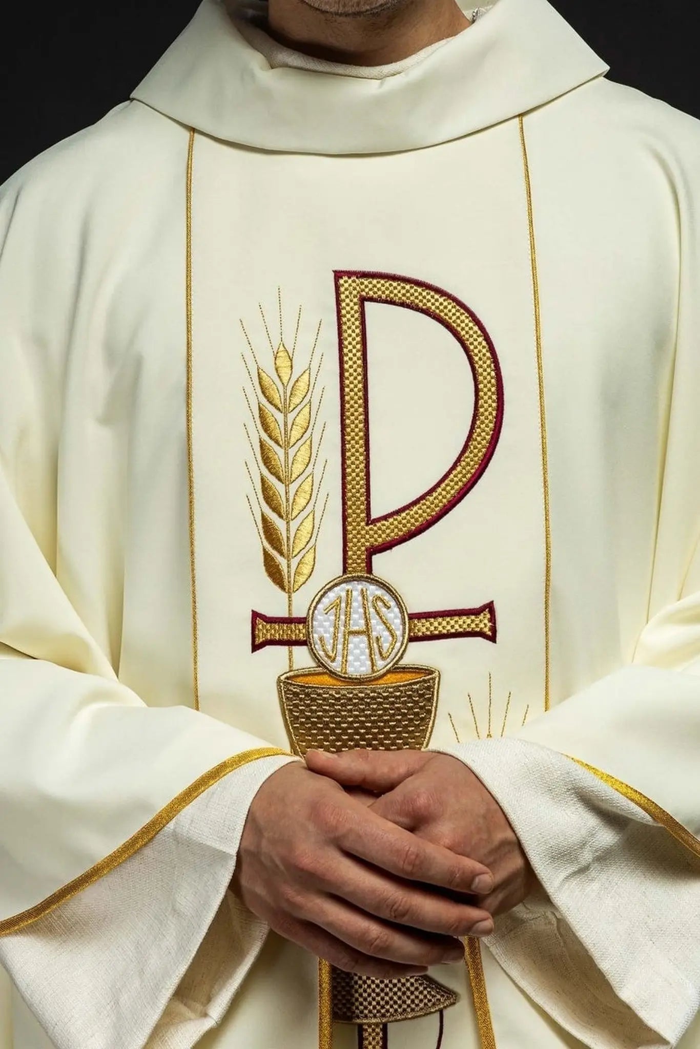 Chasuble brodée avec motif calice IHS en écru