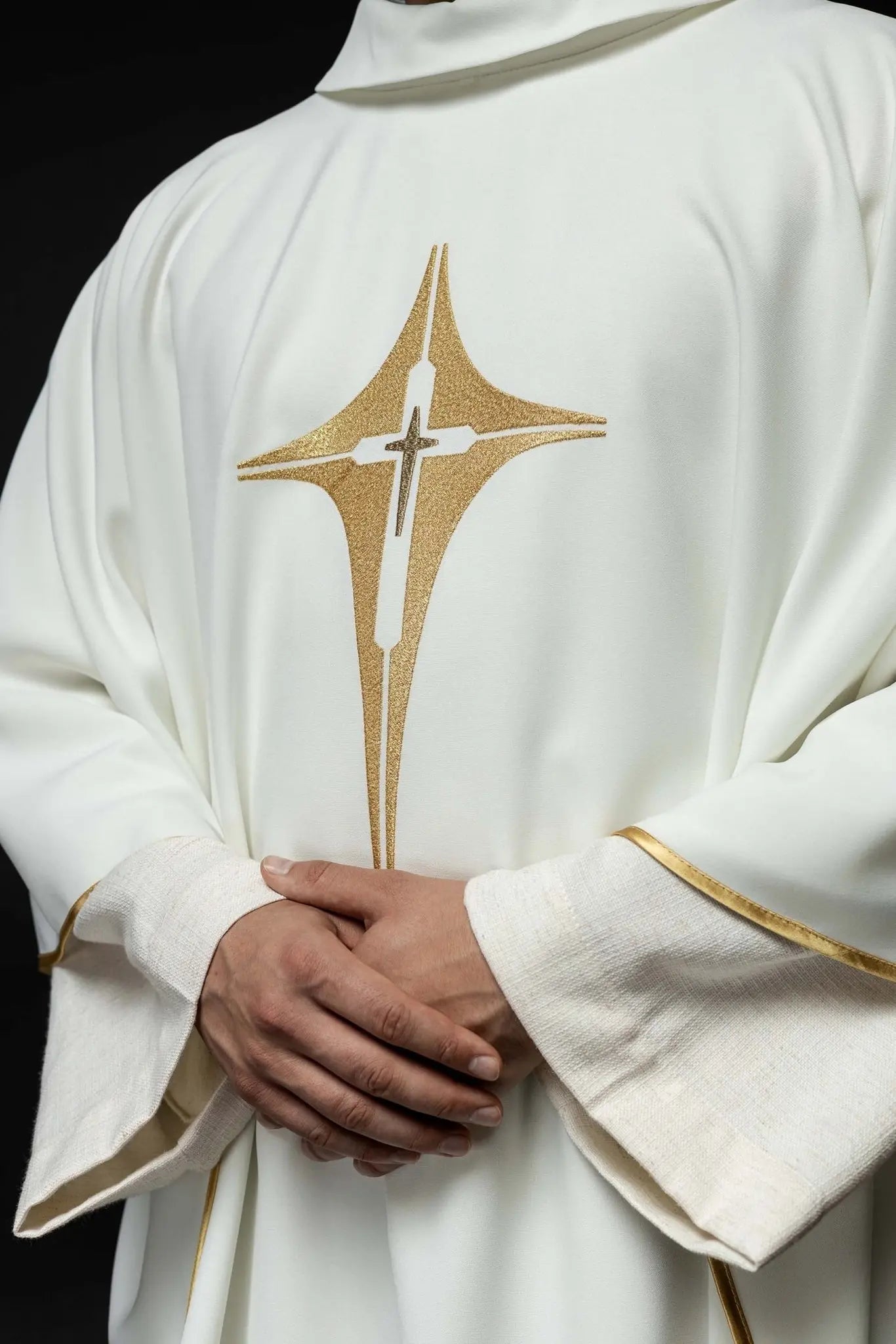Chasuble brodée avec motif de croix