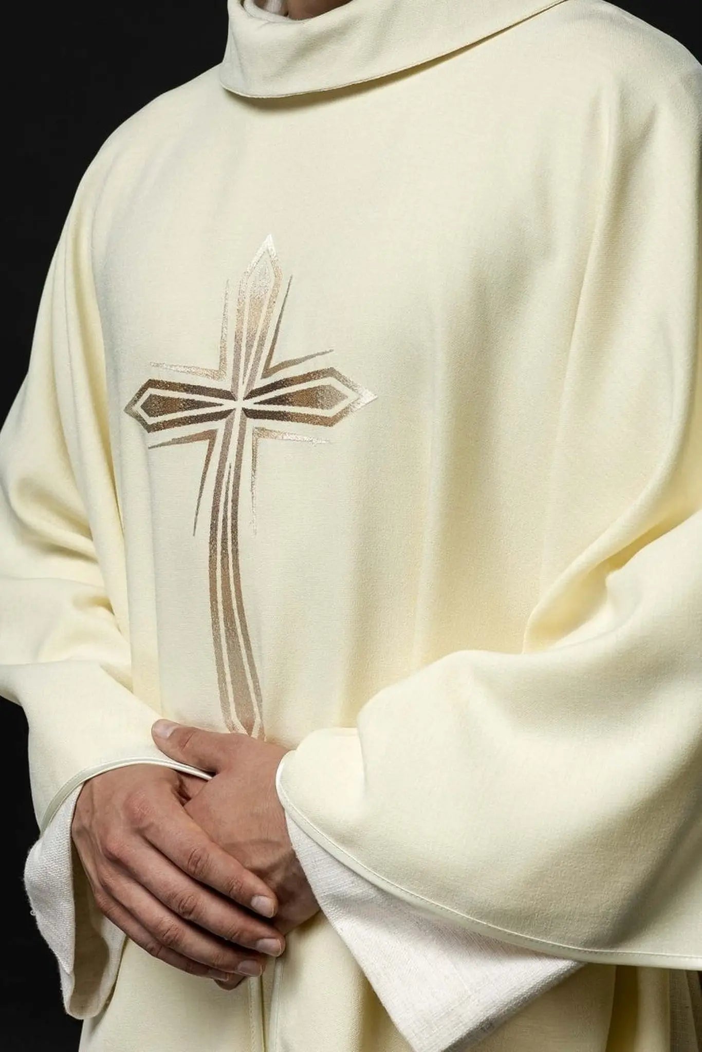 Embroidered chasuble with the pattern of the Cross ecru colour