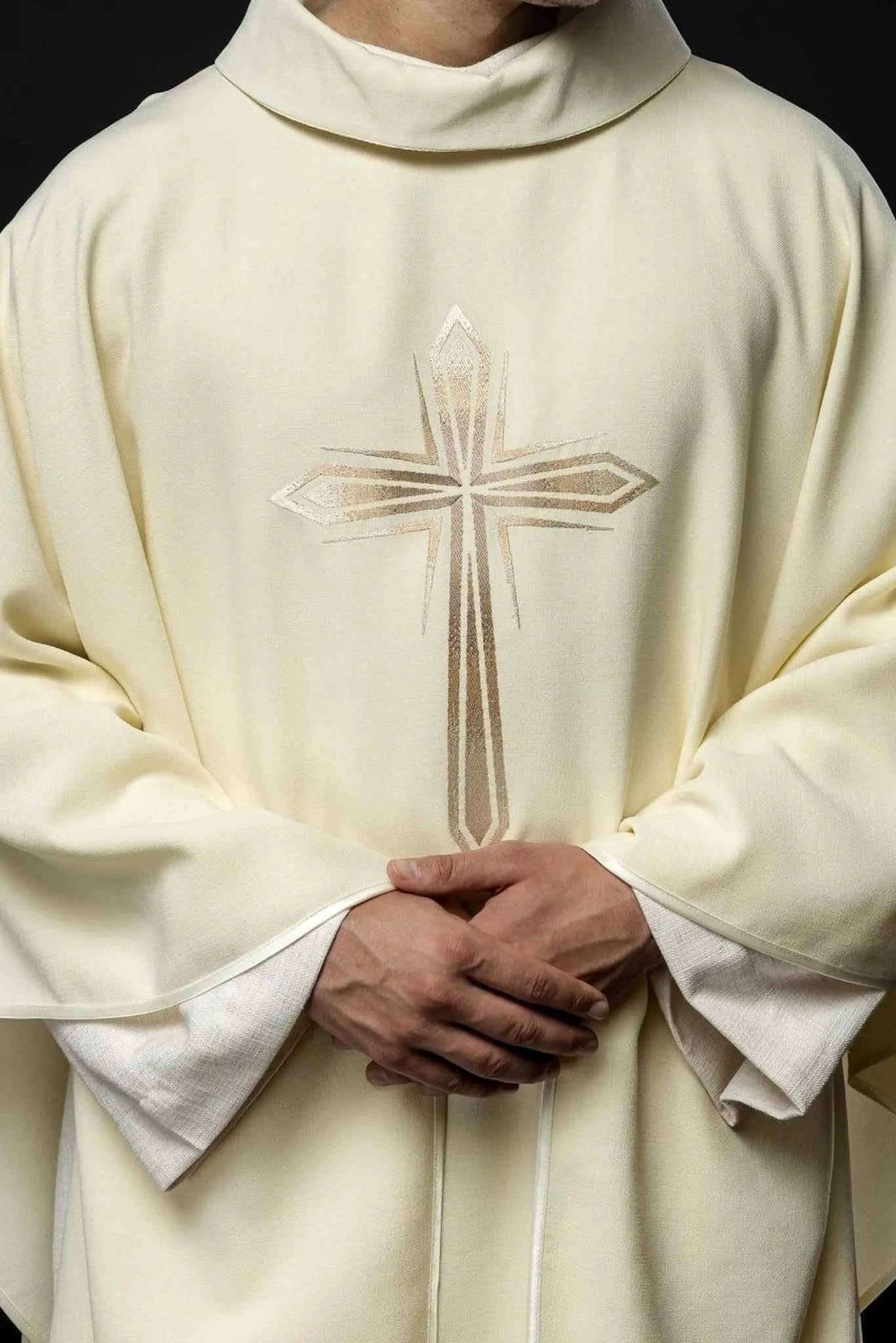Embroidered chasuble with the pattern of the Cross ecru colour