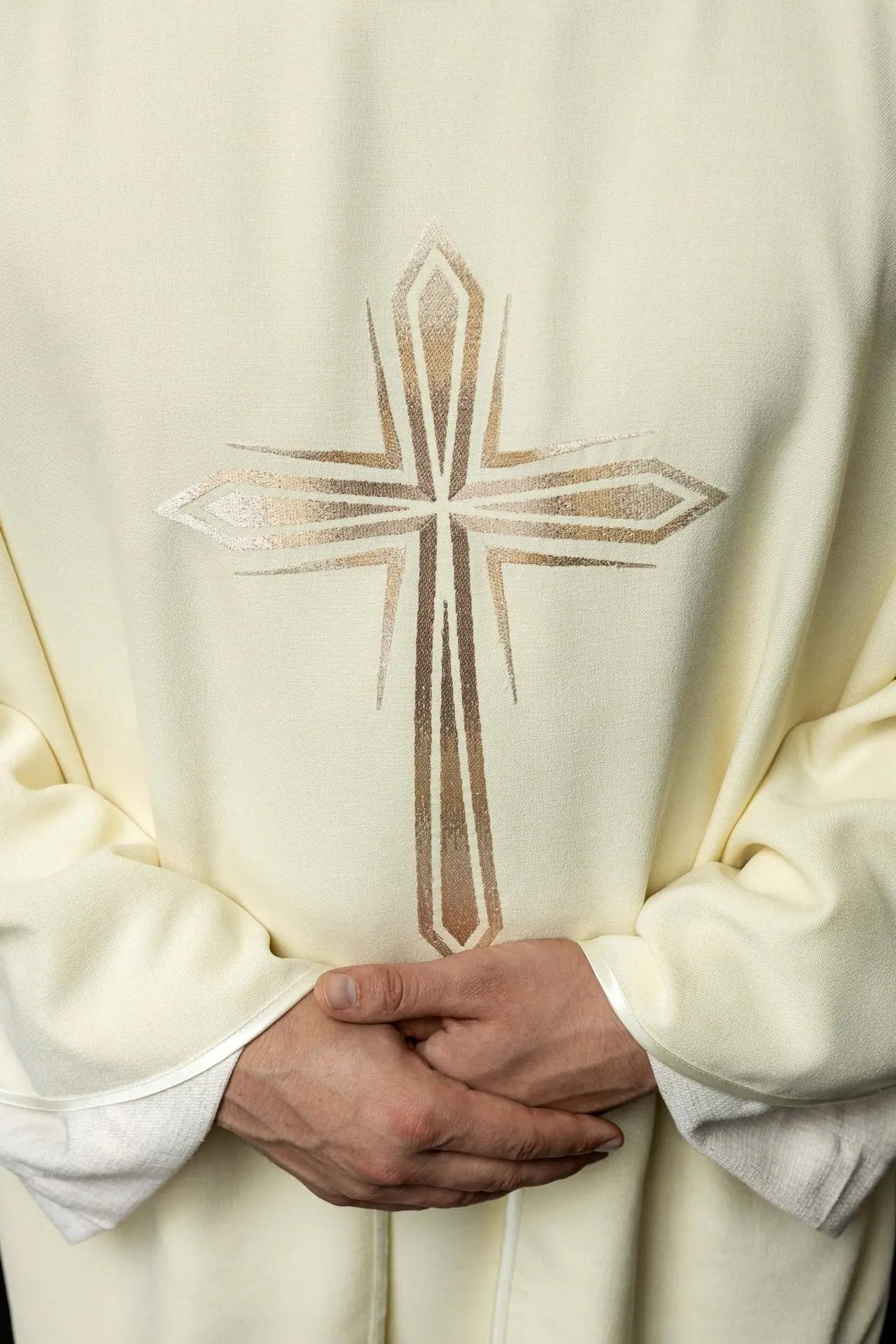 Chasuble brodée avec le motif de la Croix couleur écru