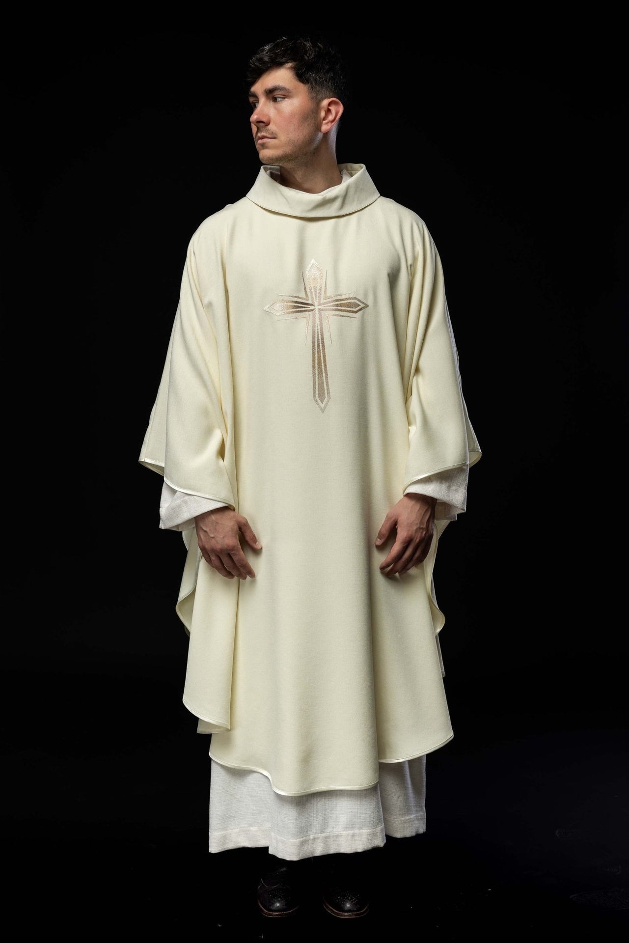 Ornat haftowany z wzorem Krzyża kolor ecru