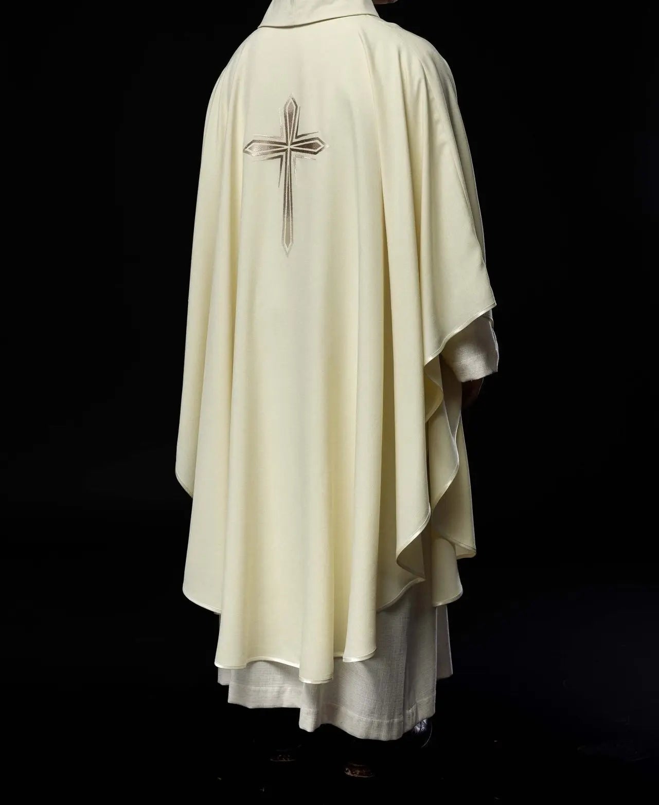 Embroidered chasuble with the pattern of the Cross ecru colour