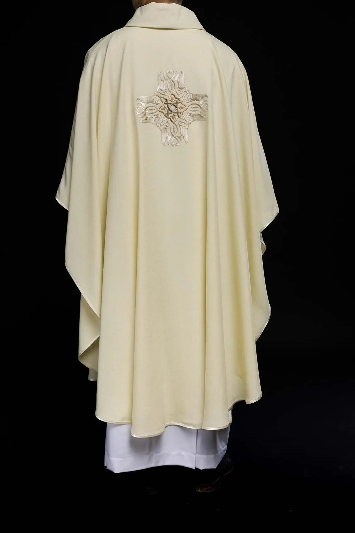 Chasuble brodée avec le motif de la Croix en écru