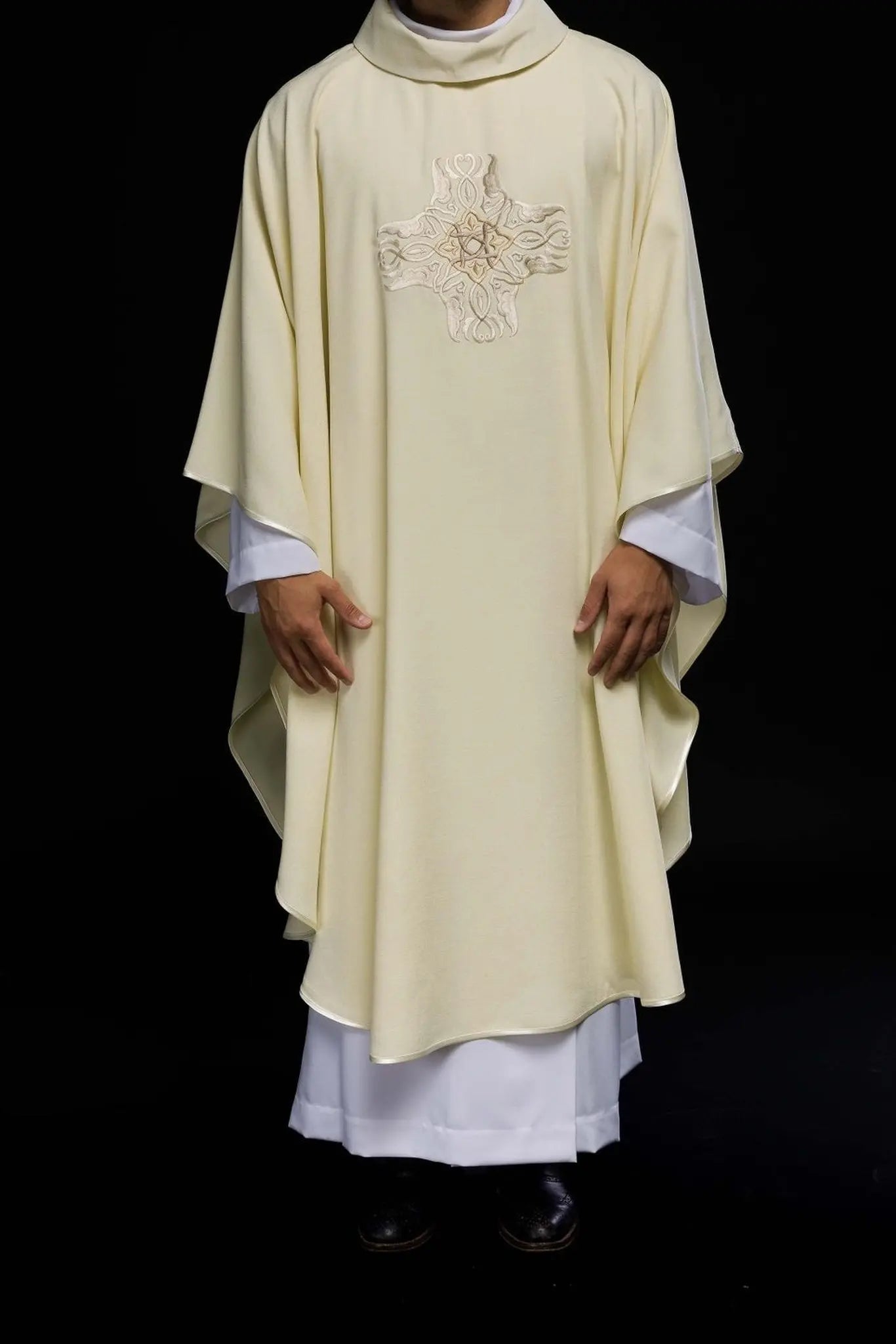 Chasuble brodée avec le motif de la Croix en écru