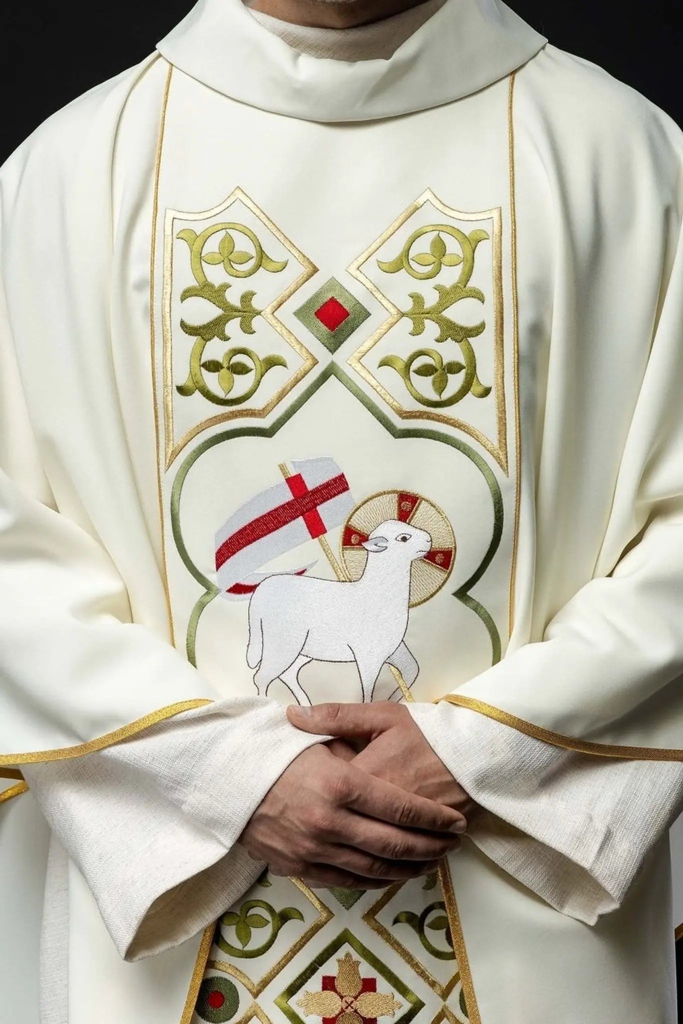 Embroidered chasuble with lambskin pattern in ecru