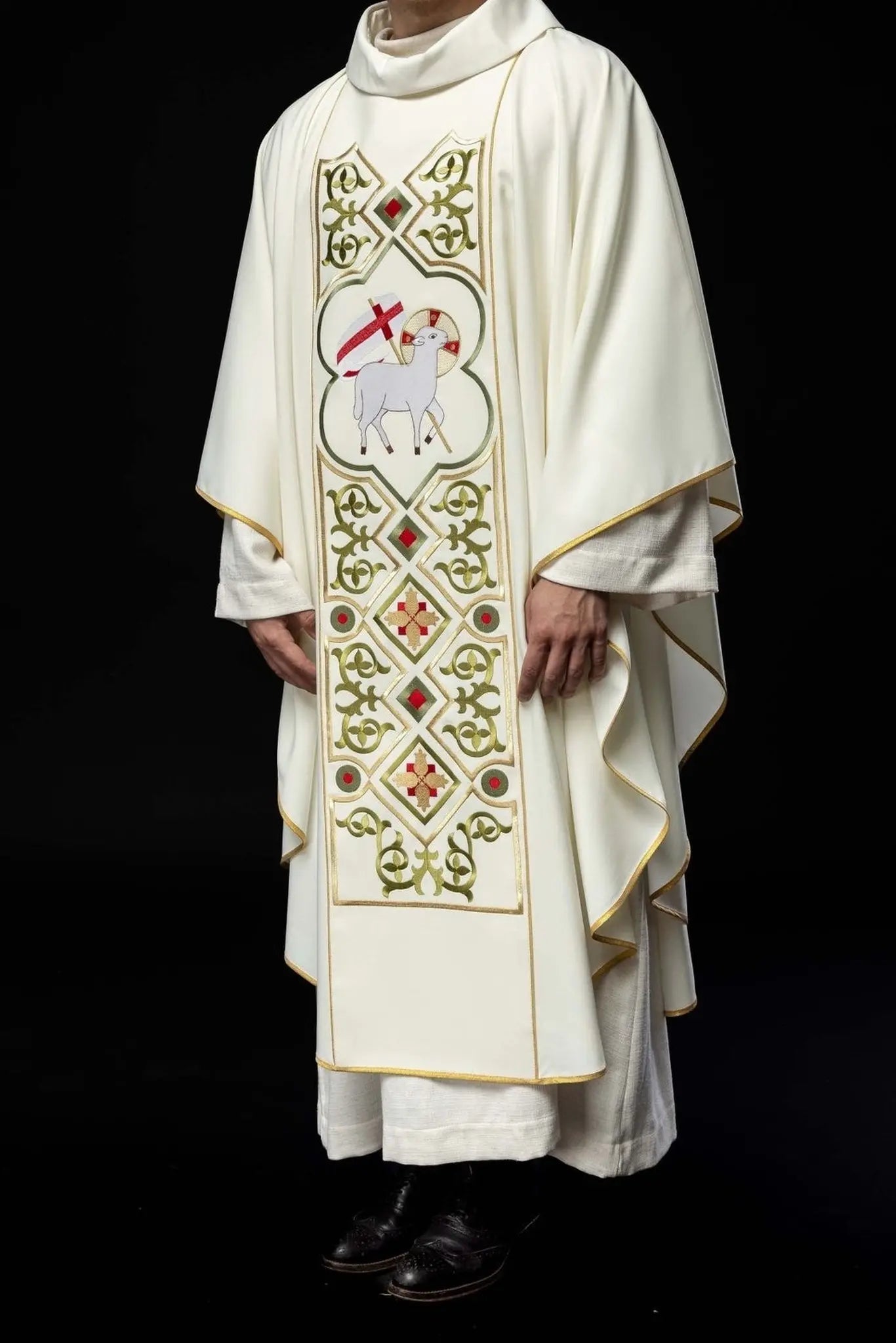 Embroidered chasuble with lambskin pattern in ecru