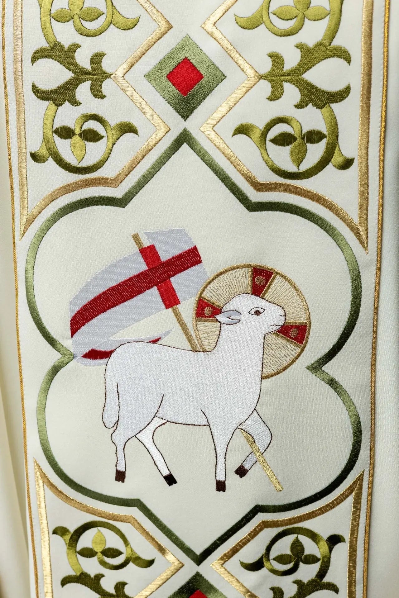Embroidered chasuble with lambskin pattern in ecru