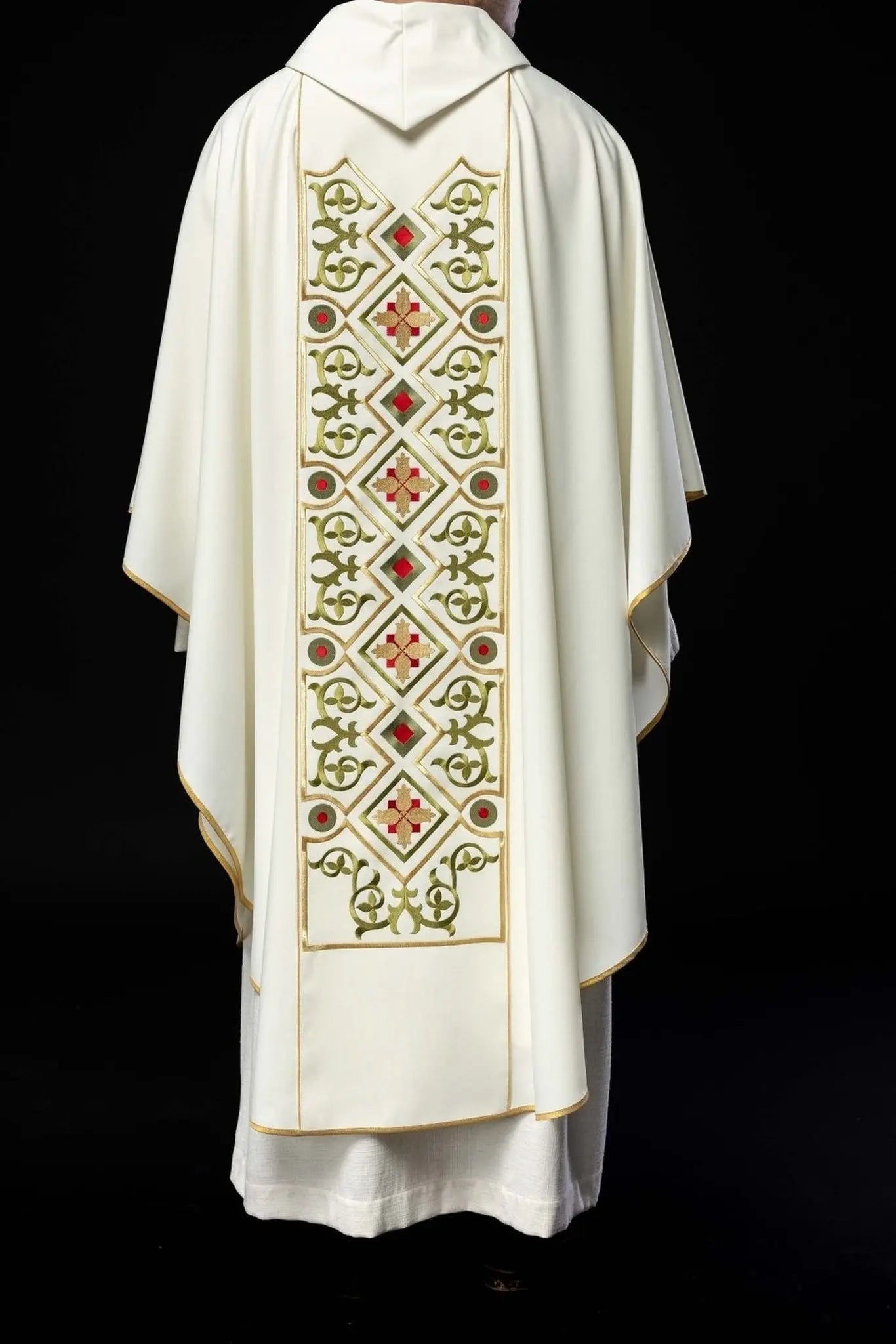 Chasuble brodée avec motif en peau d'agneau en écru