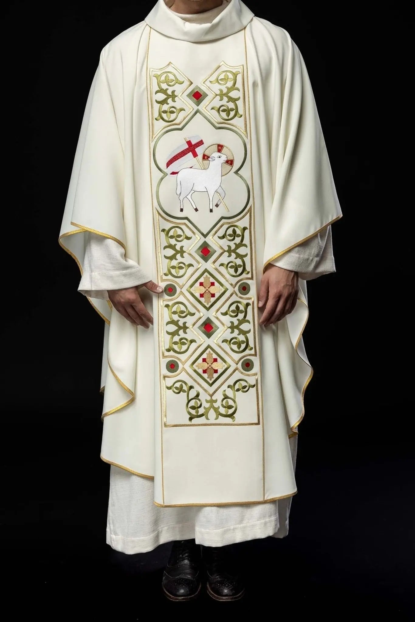 Chasuble brodée avec motif en peau d'agneau en écru