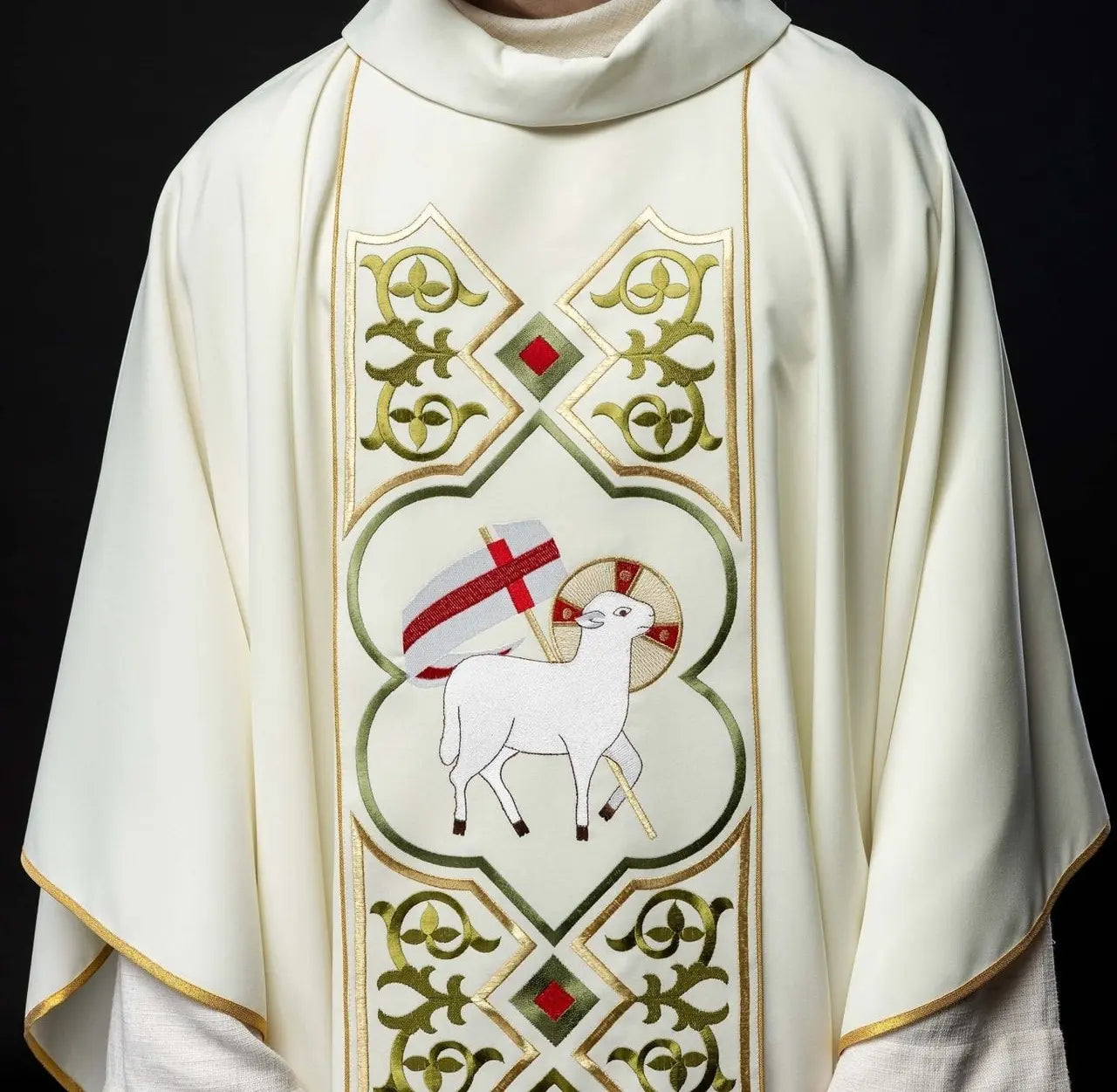 Embroidered chasuble with lambskin pattern in ecru