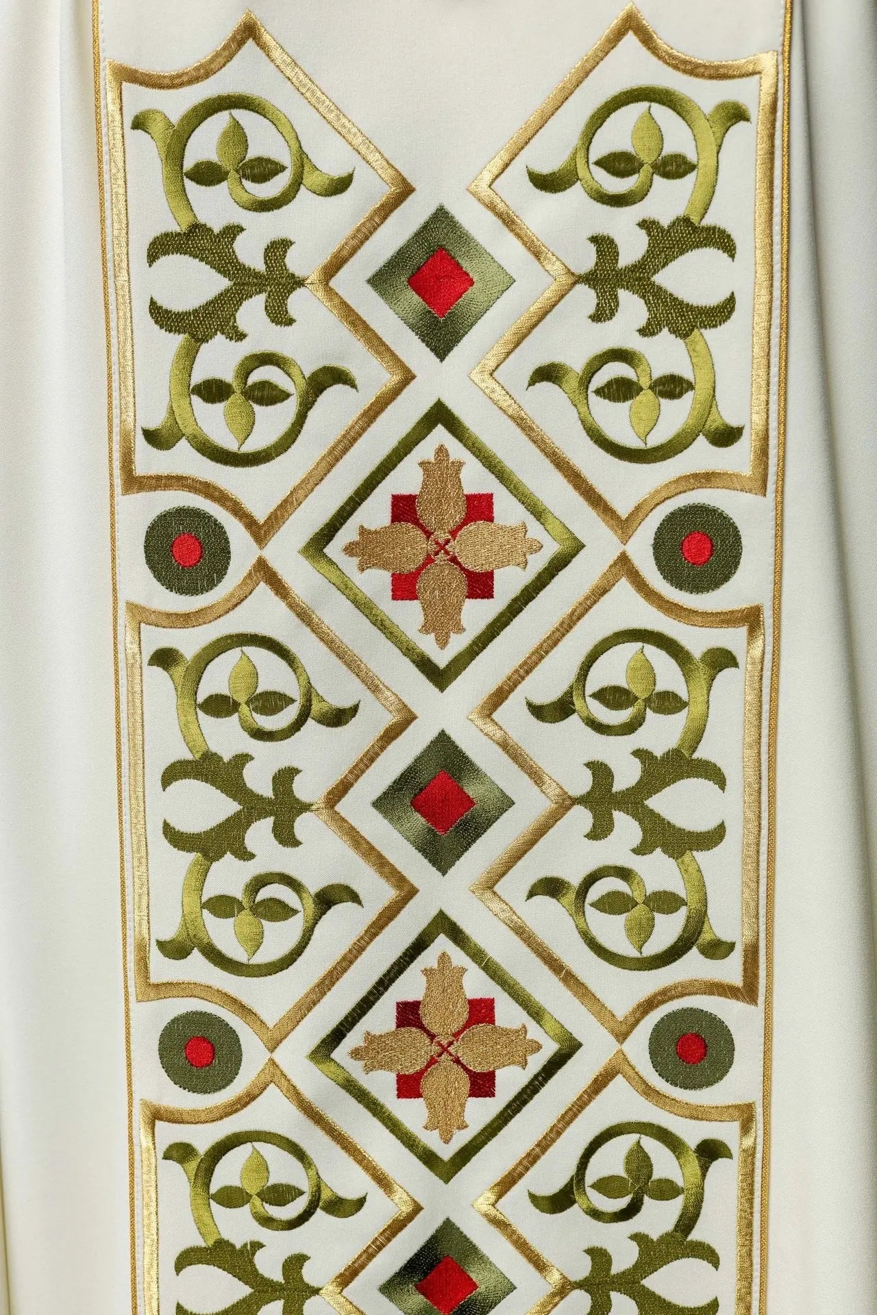 Embroidered chasuble with lambskin pattern in ecru