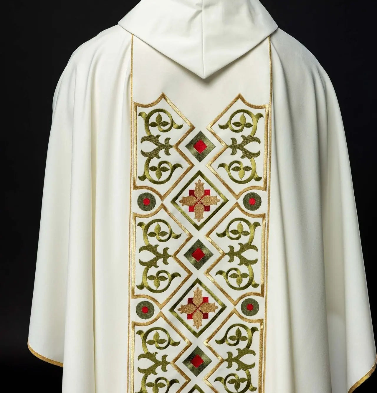 Embroidered chasuble with lambskin pattern in ecru
