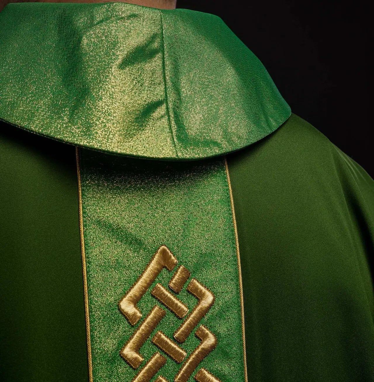 Chasuble brodée verte Ceinture décorative avec croix