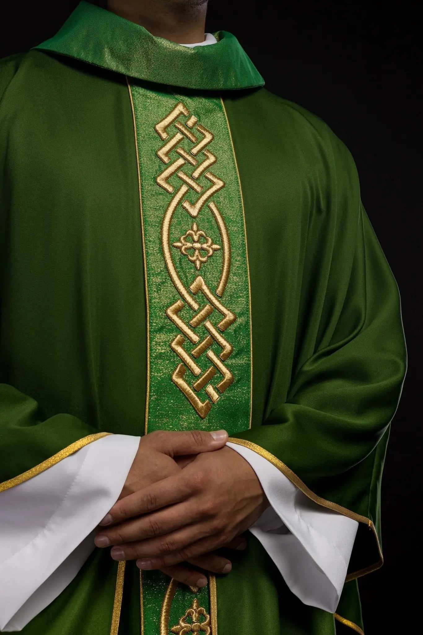 Chasuble brodée verte Ceinture décorative avec croix