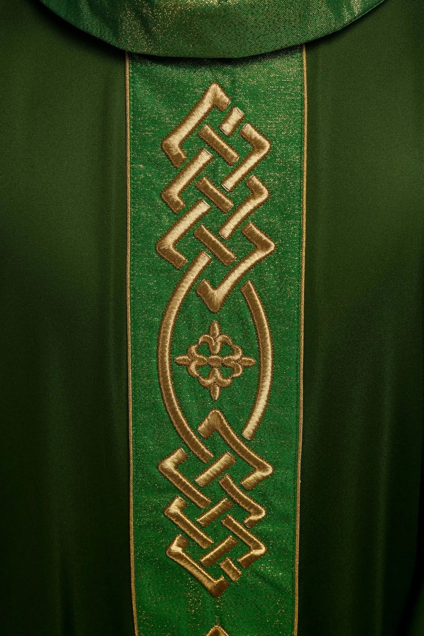 Chasuble brodée verte Ceinture décorative avec croix