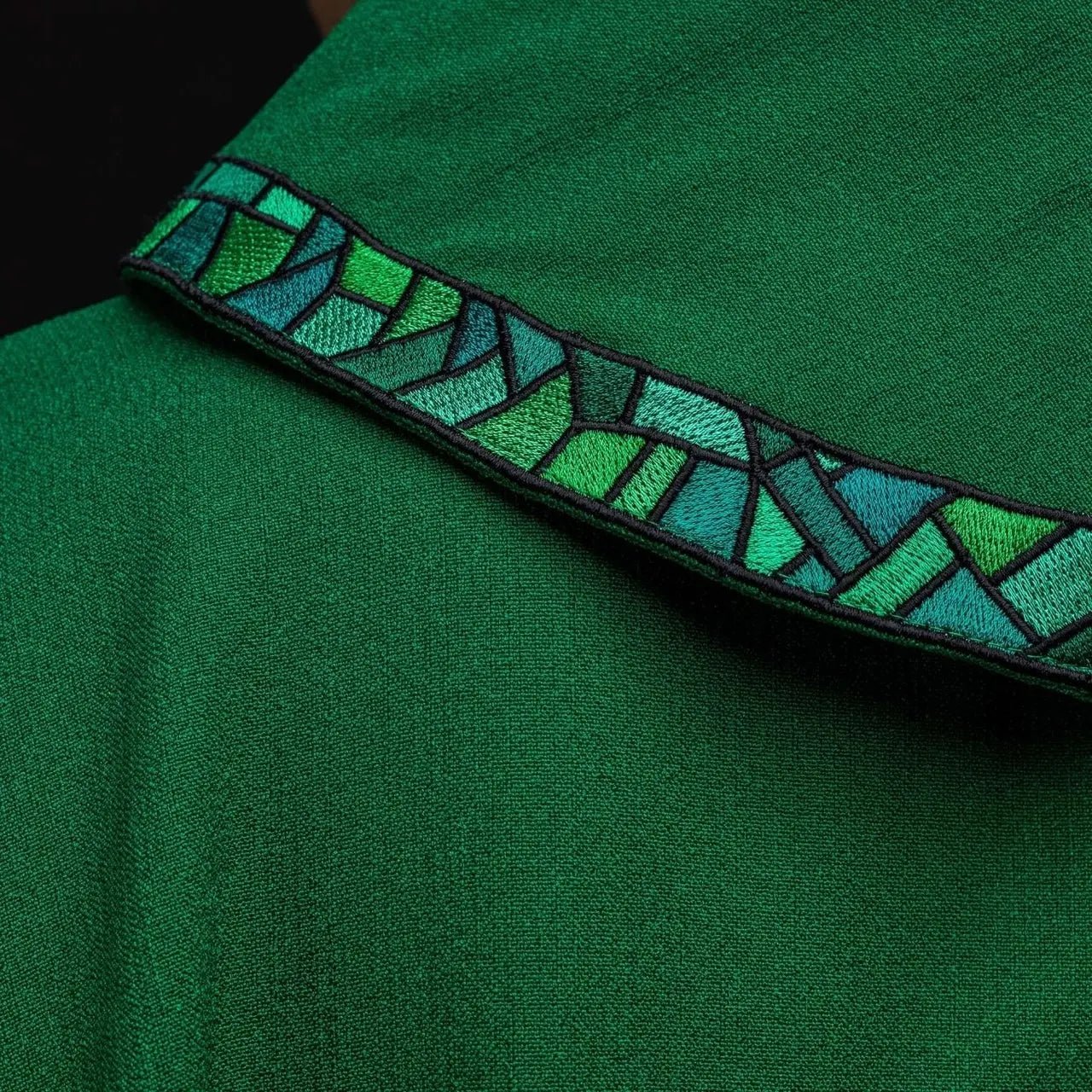 Chasuble brodée verte avec mosaïque de croix