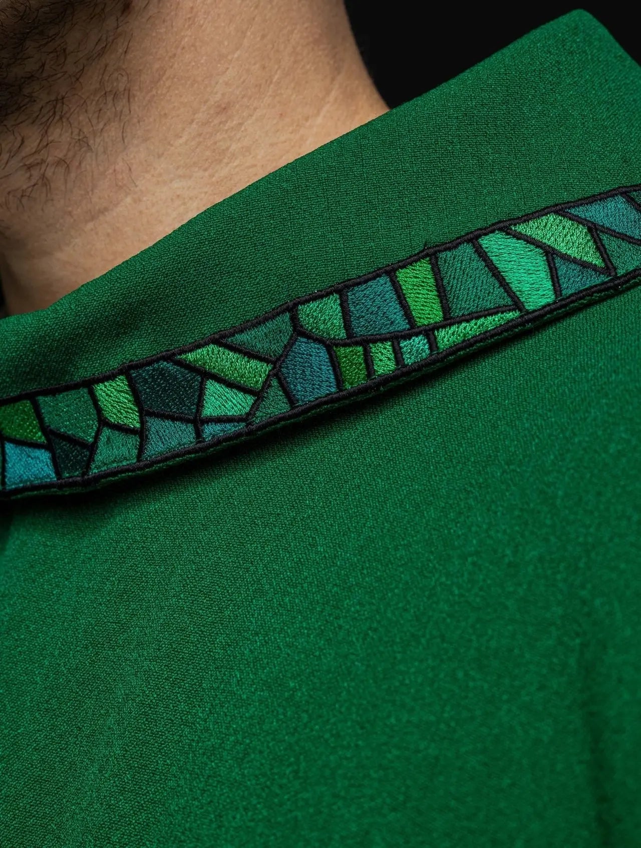 Chasuble brodée verte avec mosaïque de croix