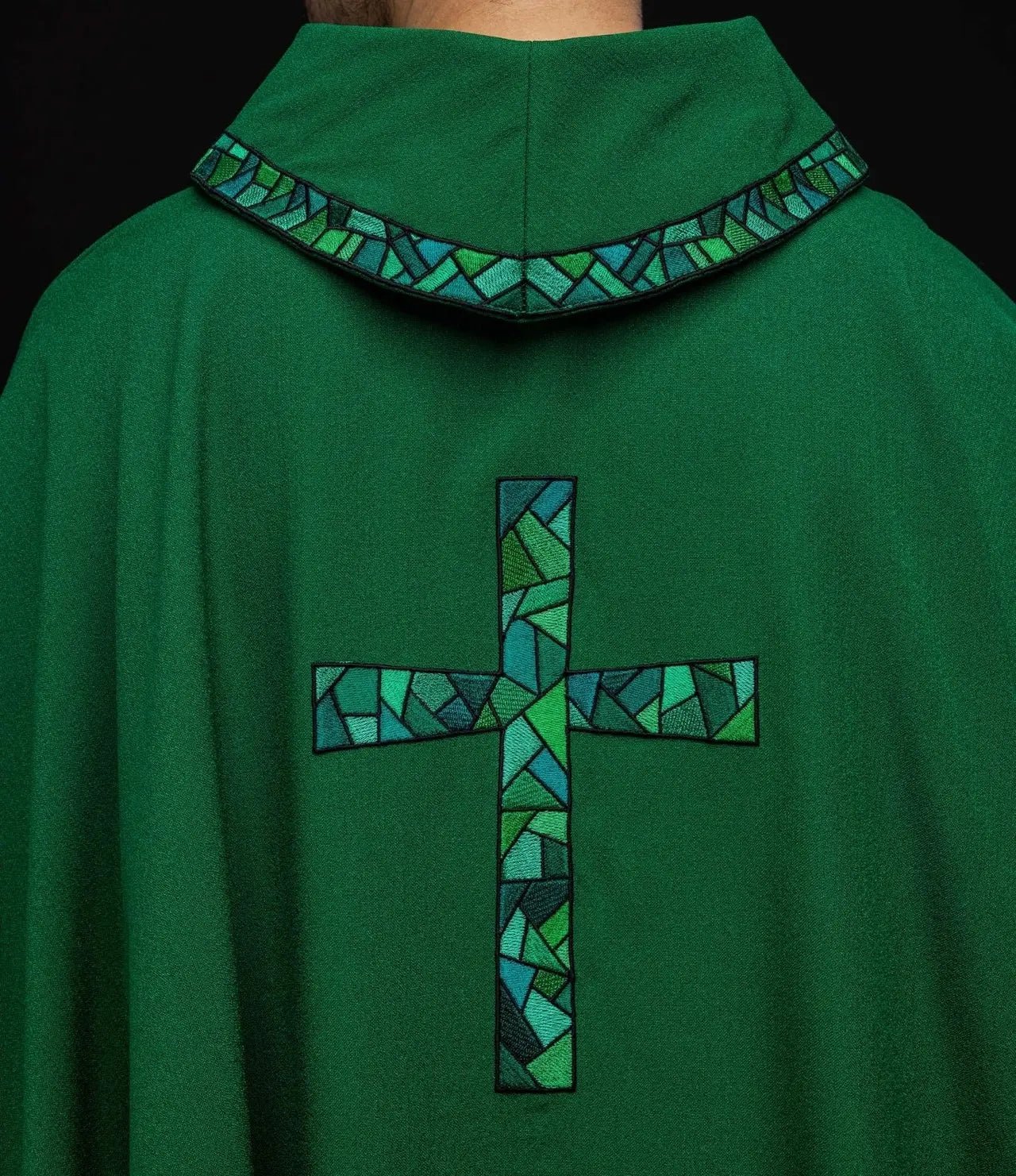 Chasuble brodée verte avec mosaïque de croix