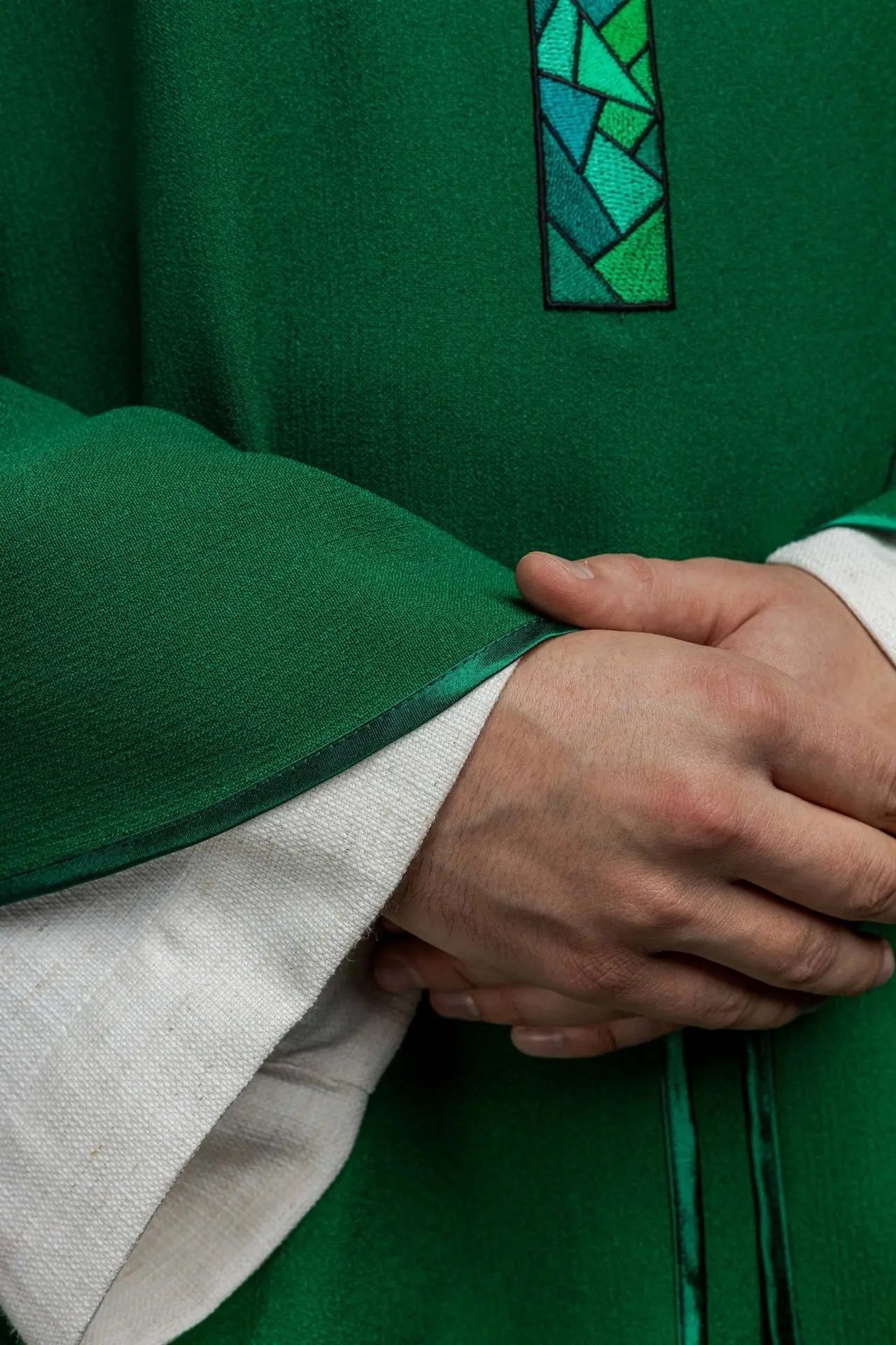 Chasuble brodée verte avec mosaïque de croix