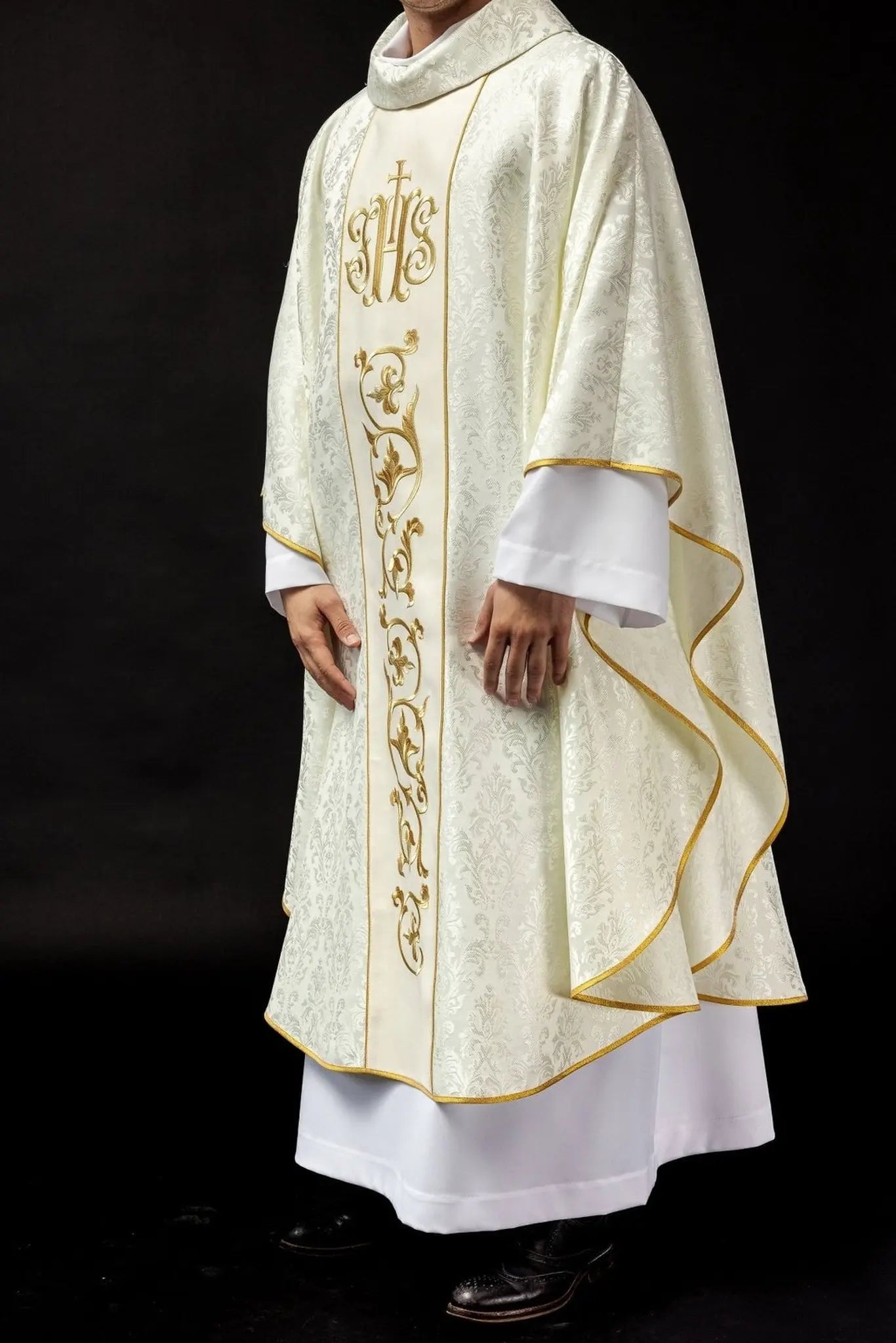 Chasuble liturgique écrue avec ceinture IHS richement décorée