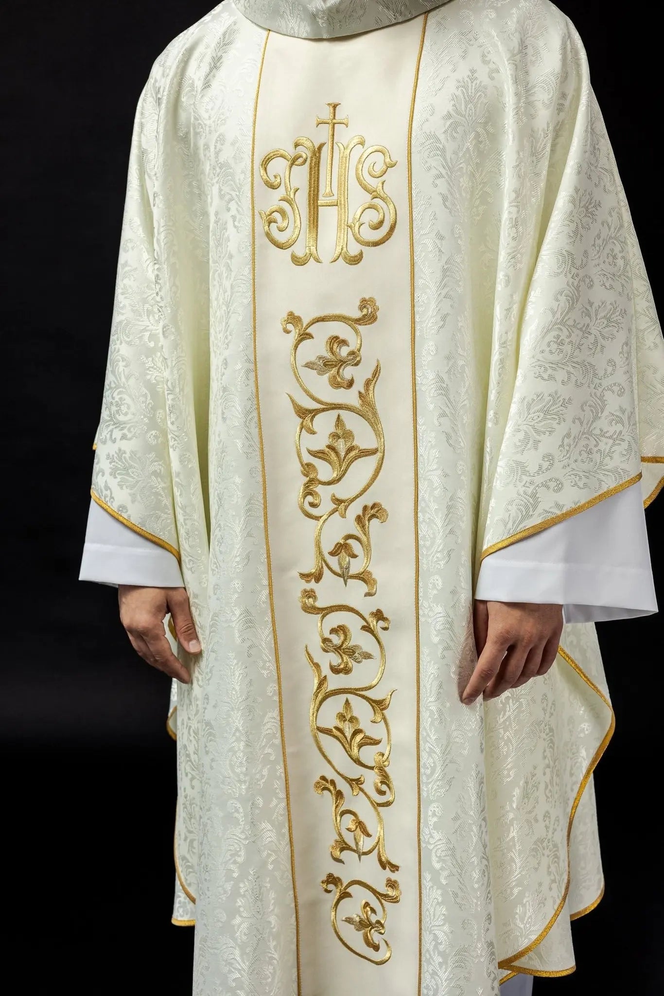 Chasuble liturgique écrue avec ceinture IHS richement décorée